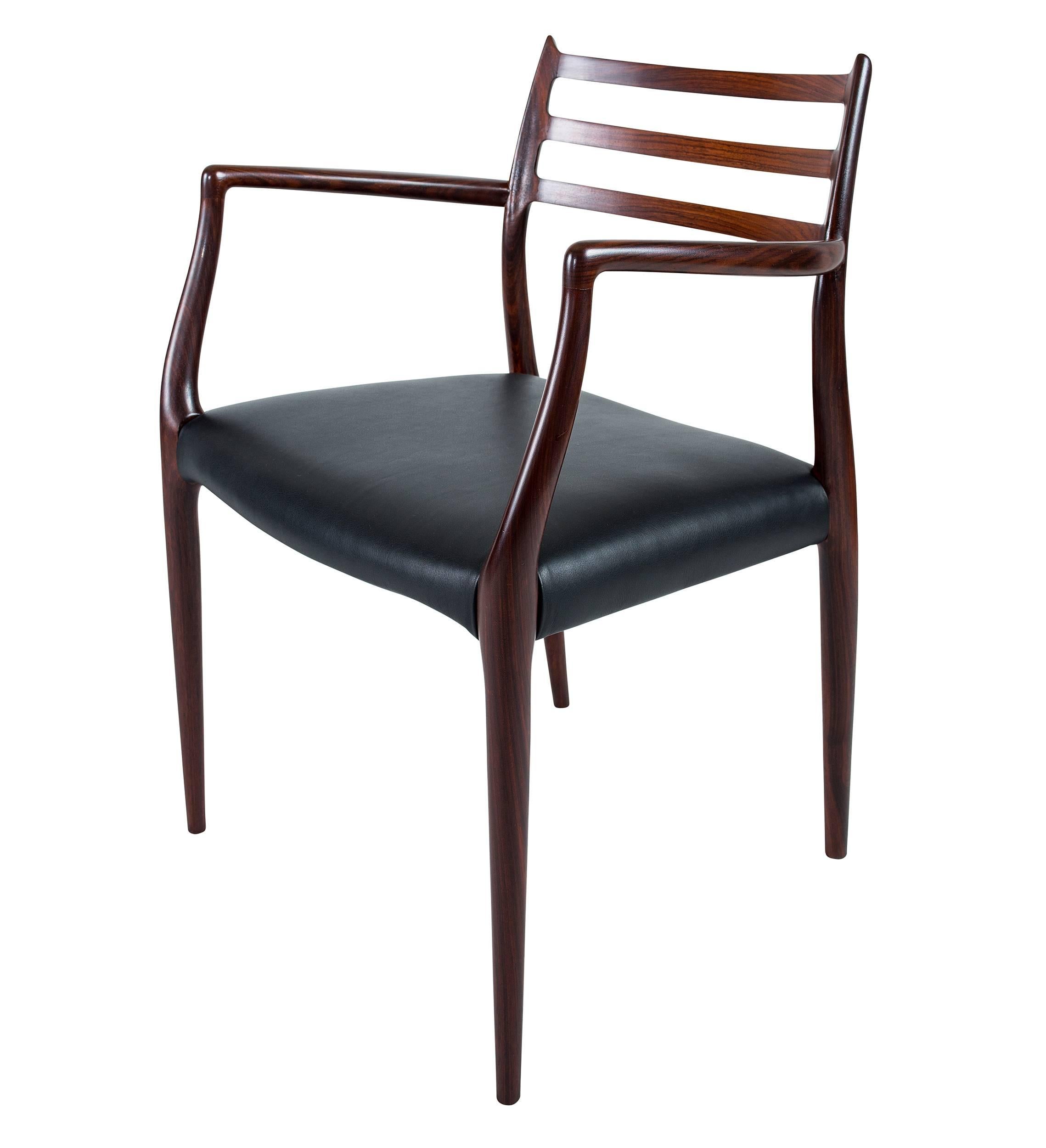 Paire de fauteuils Niels Moller en bois de rose modèle #62 conçus en 1962 et produits par J. L. Moller Mobelfabrik.