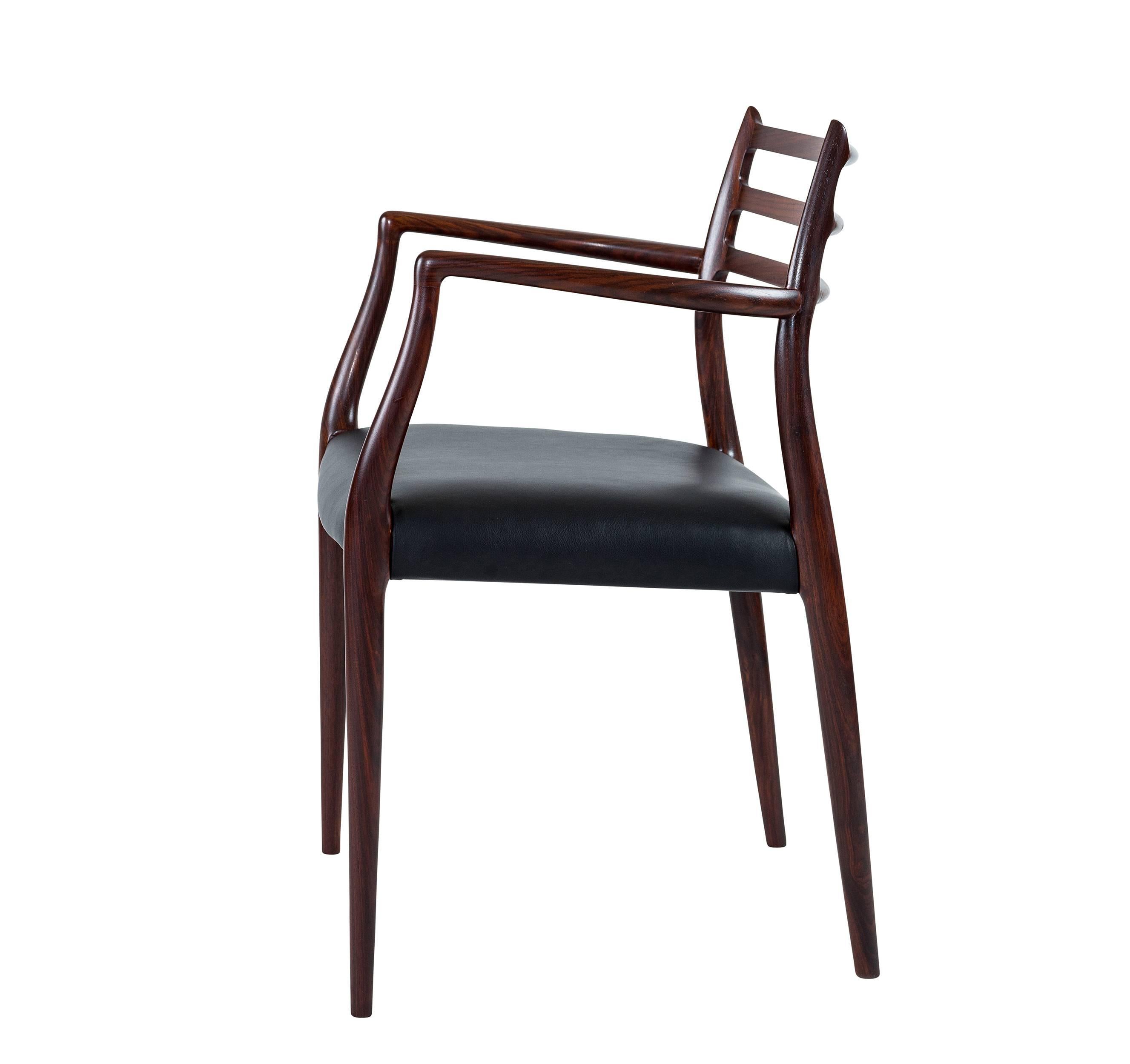 Danois Niels Moller paire de fauteuils en bois de rose modèle n° 62