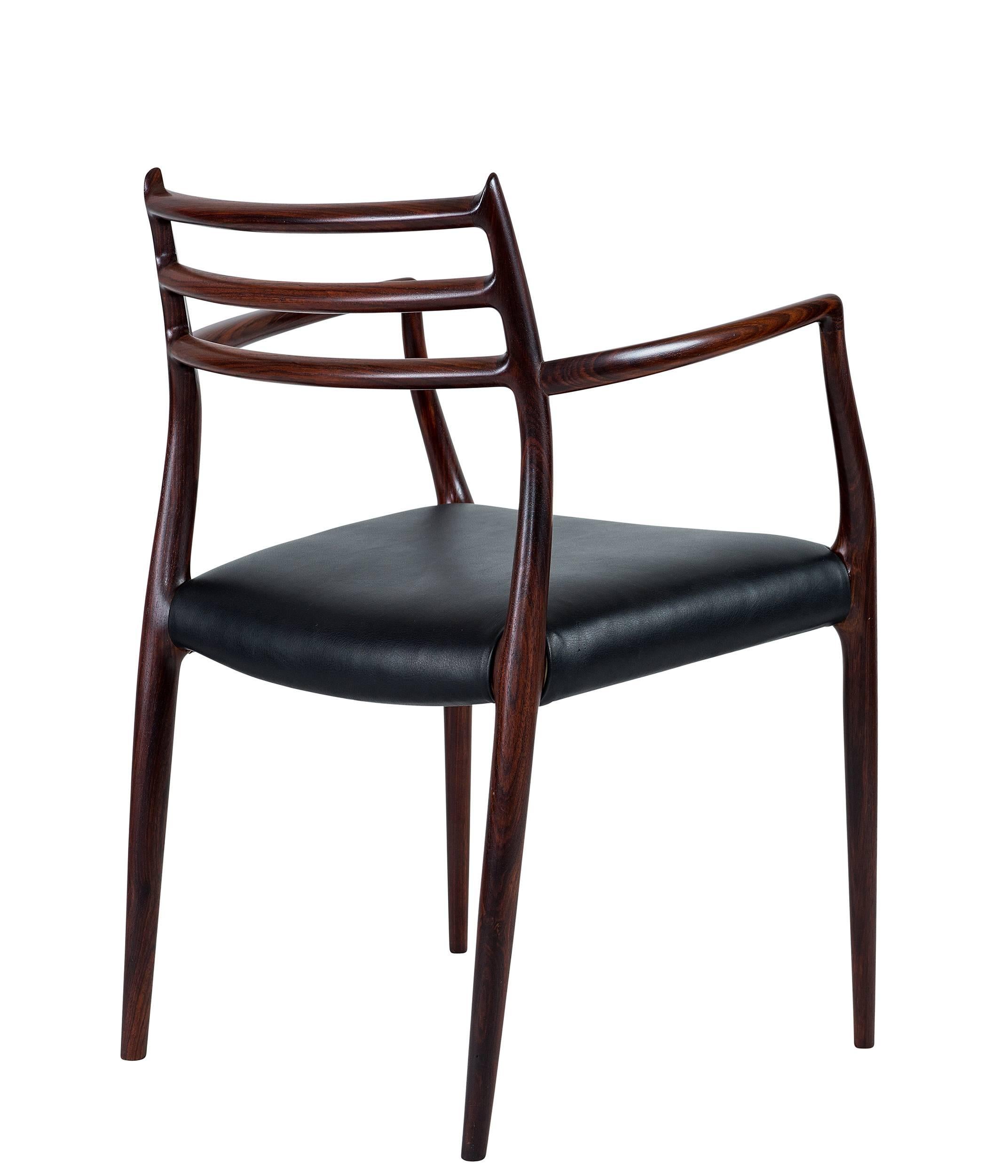 Milieu du XXe siècle Niels Moller paire de fauteuils en bois de rose modèle n° 62