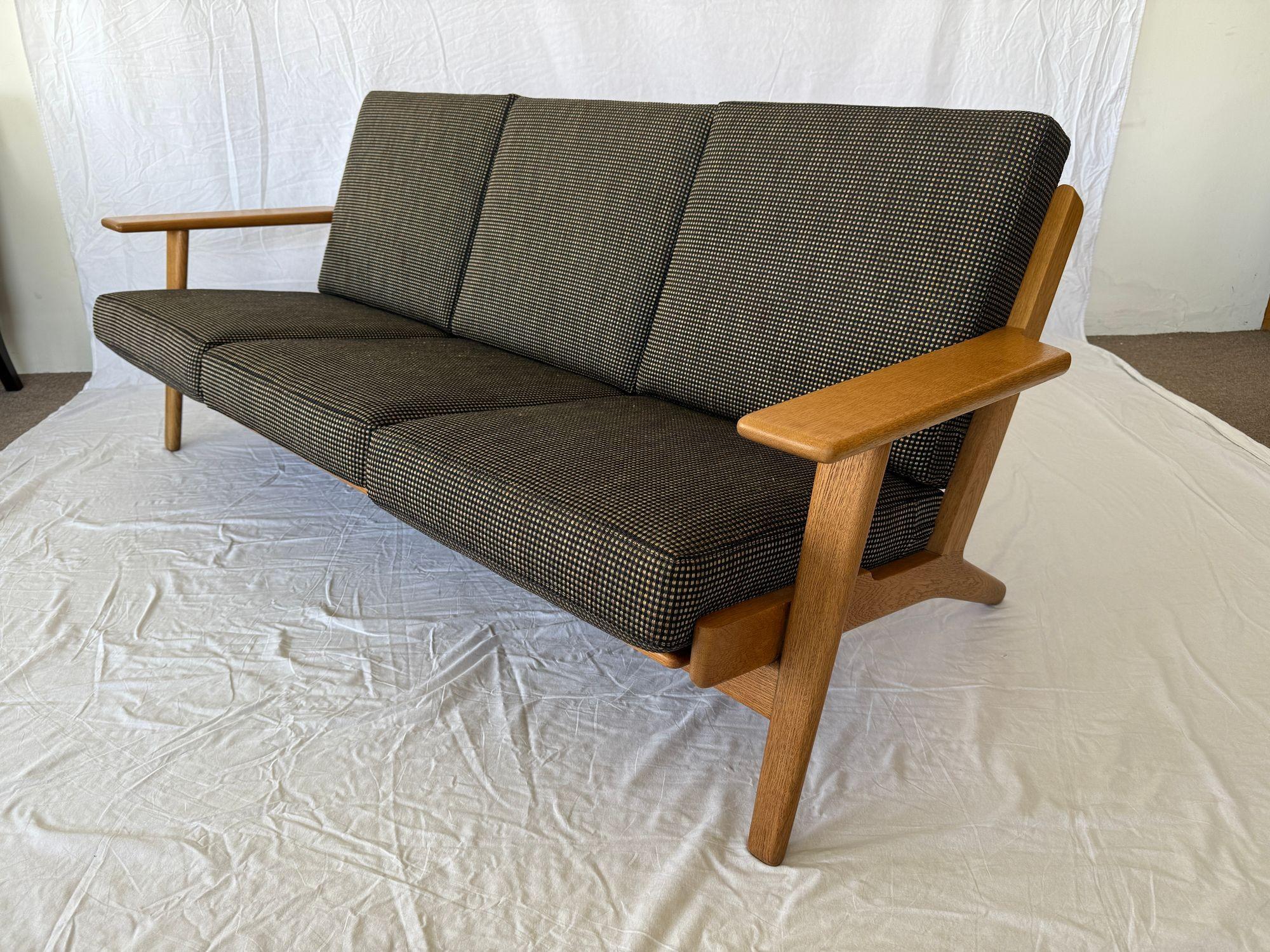 Sofá Hans Wegner GE-290.   Diseñado en 1953 y producido por Getama..  Estampado con la firma Getama.