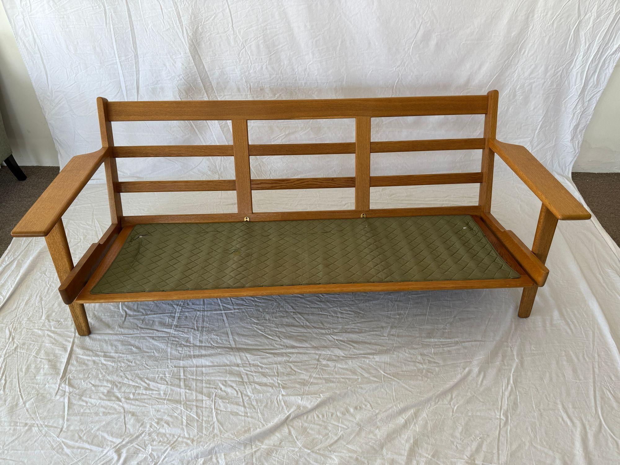 Sofá Hans Wegner GE-290 mediados del siglo XX en venta