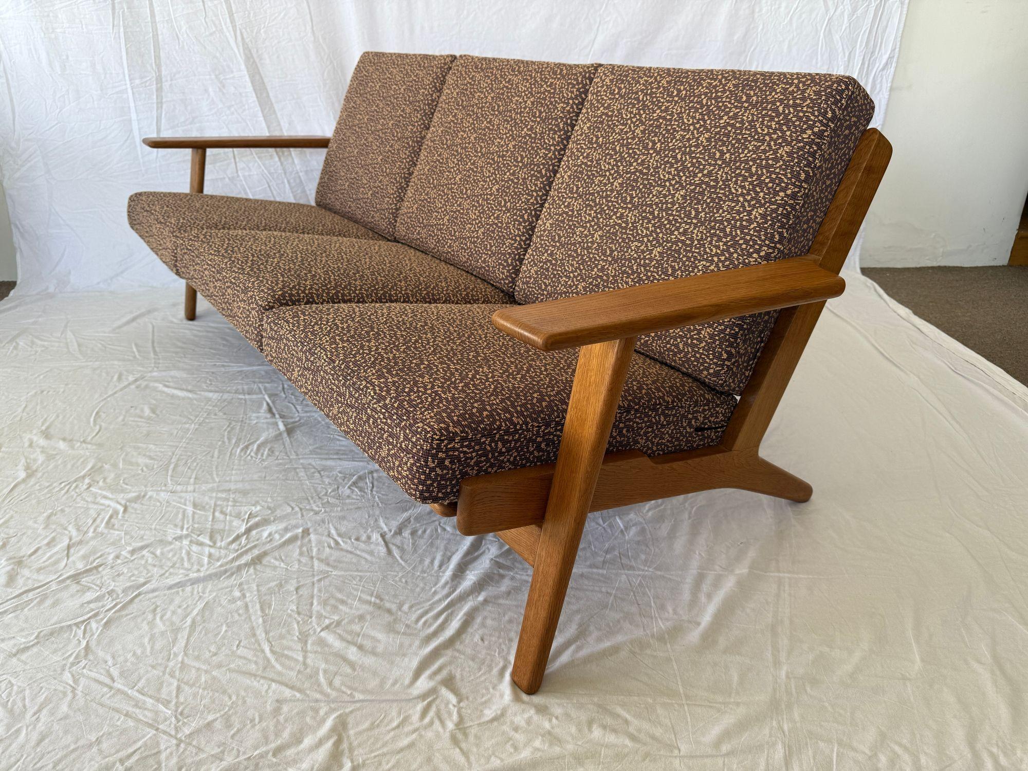 Canapé GE-290 de Hans Wegner conçu en 1953 et produit par GETAMA.