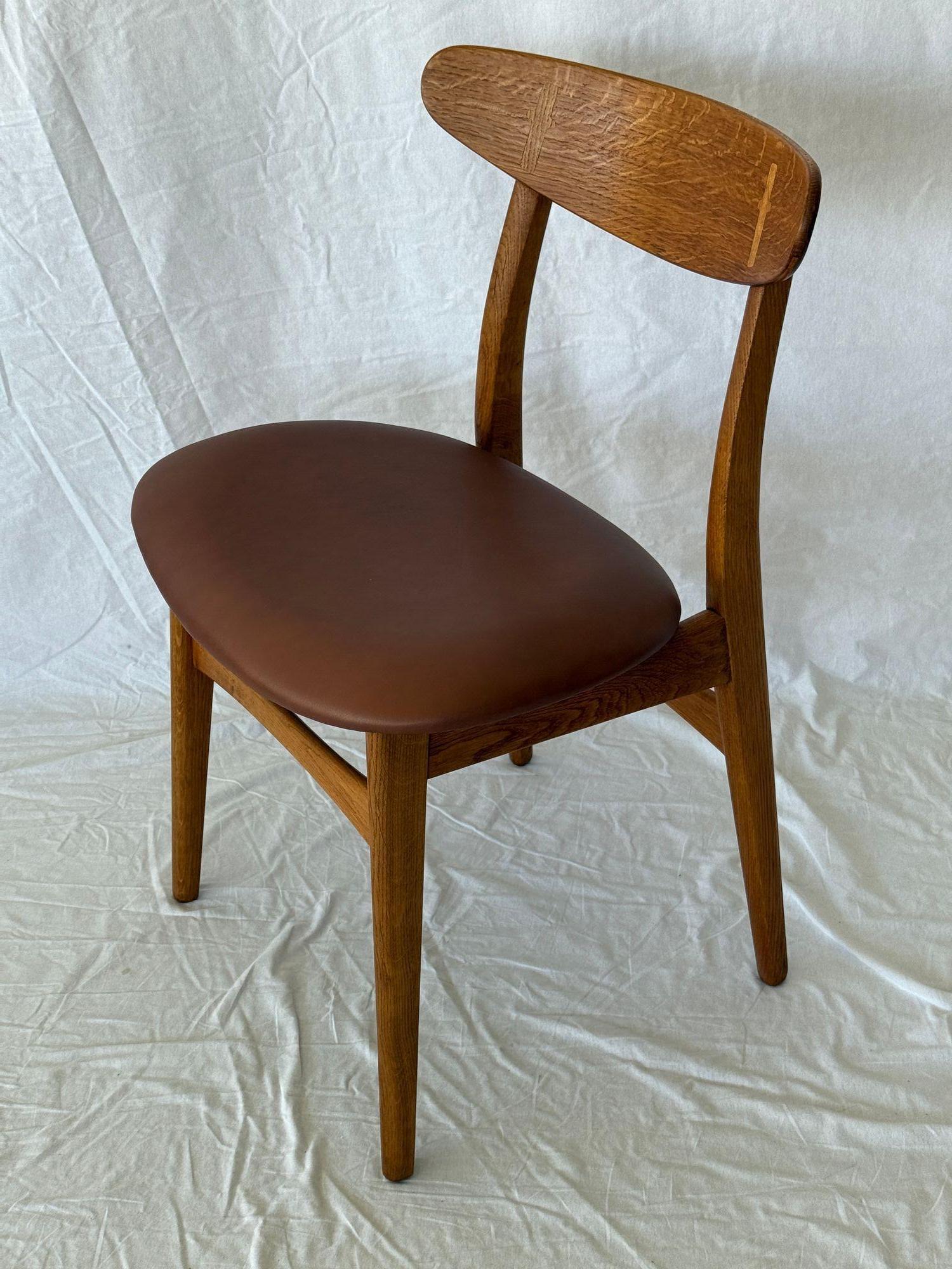 Set di otto sedie da pranzo Hans Wegner CH-30 prodotte da Carl Hansen.