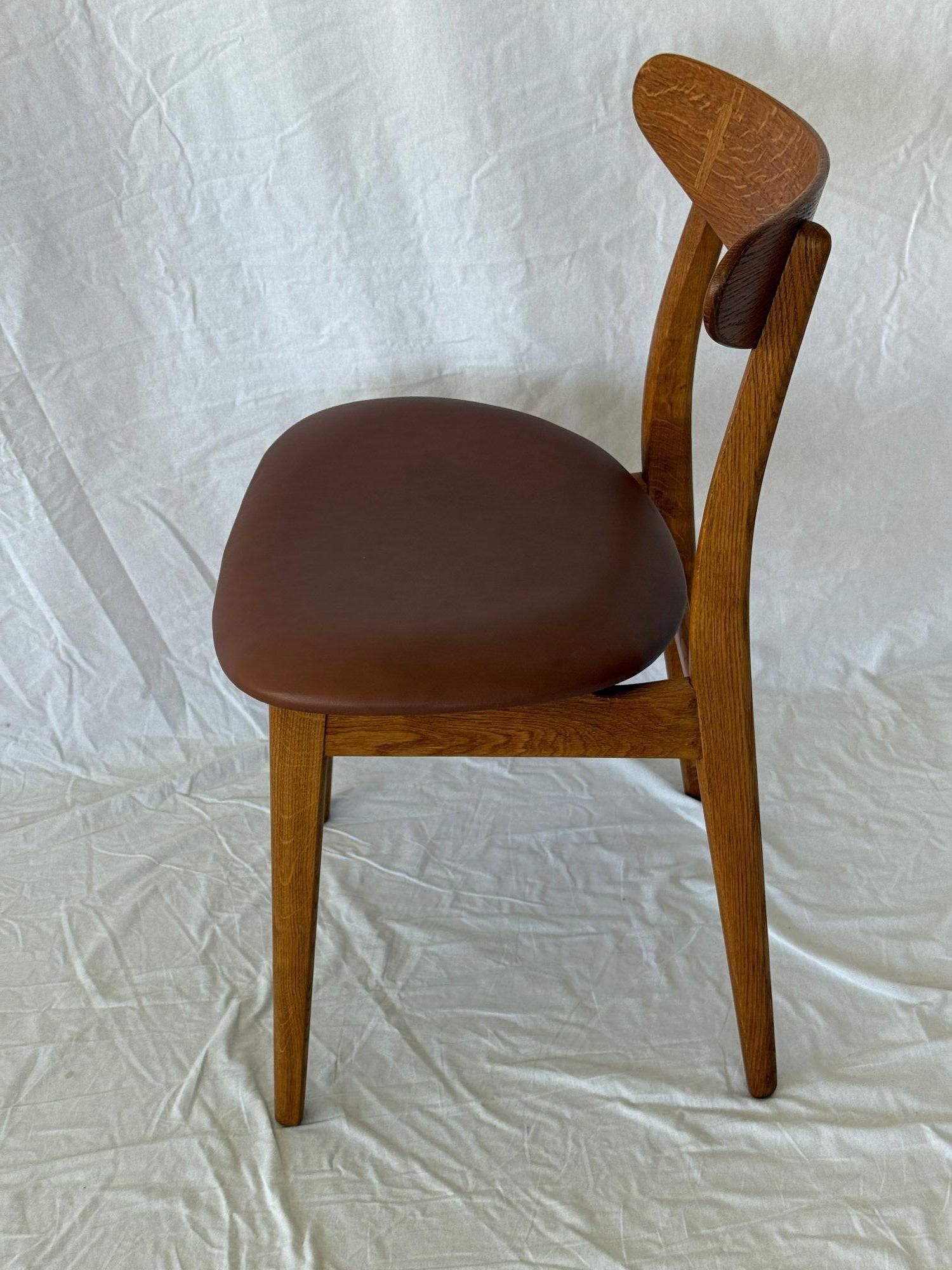 Scandinavo moderno Set di 4 sedie da pranzo Hans Wegner CH-30 in vendita