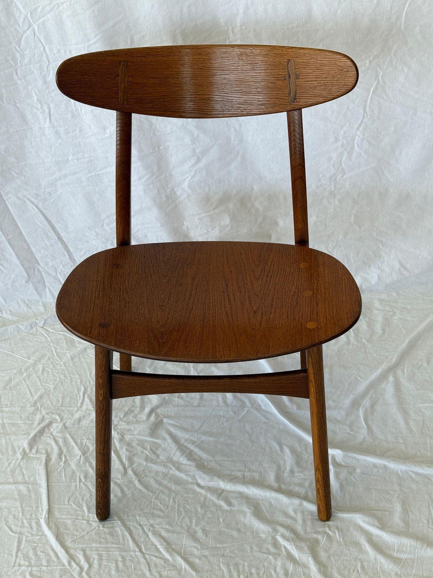 Satz von 6 Hans Wegner CH-30 Esszimmerstühlen.  Produziert von Carl Hansen. Schöne satte Farbe.