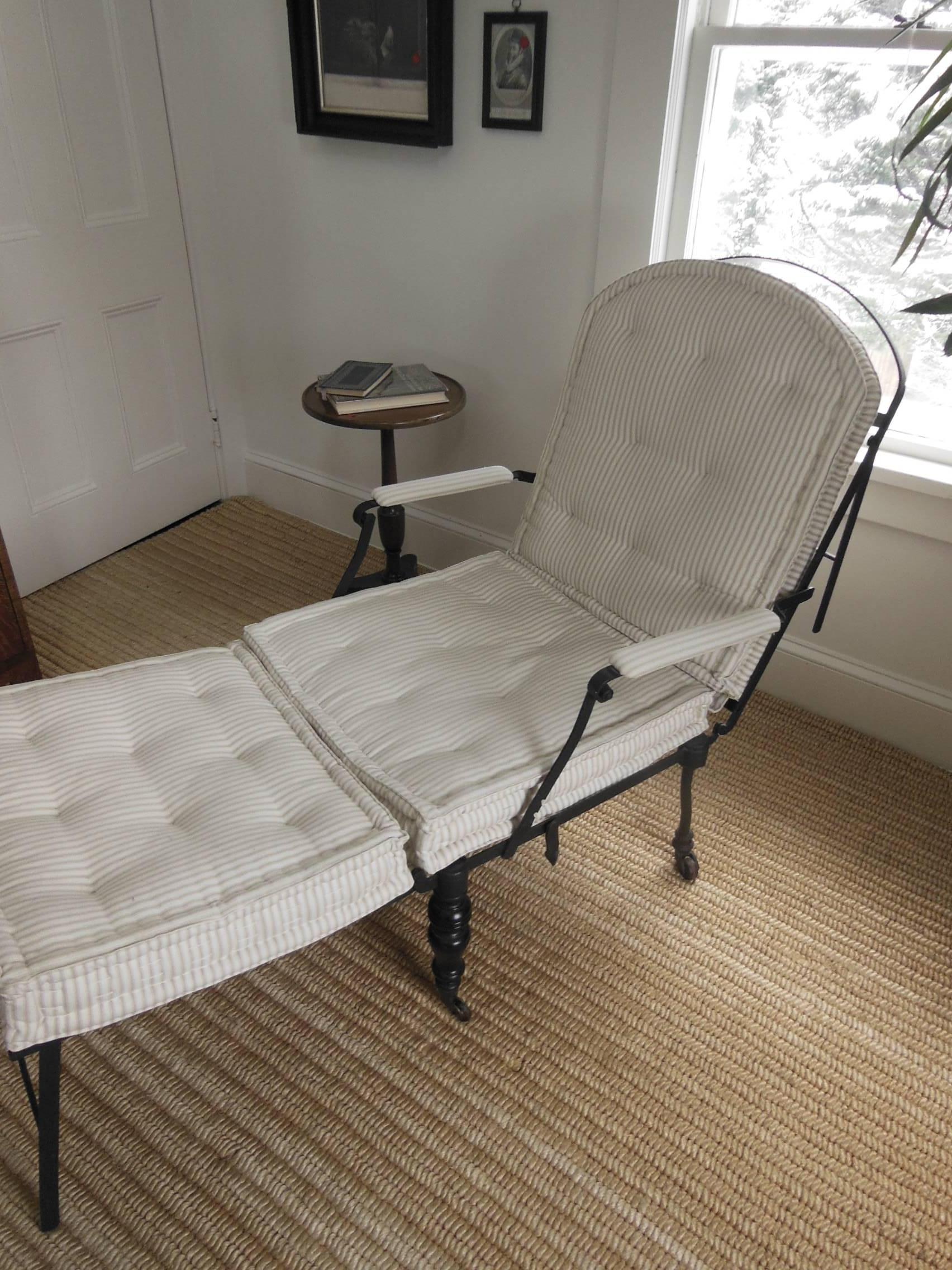 Vintage French Iron Folding Chaise In Excellent Condition For Sale In Sag Harbor, NY