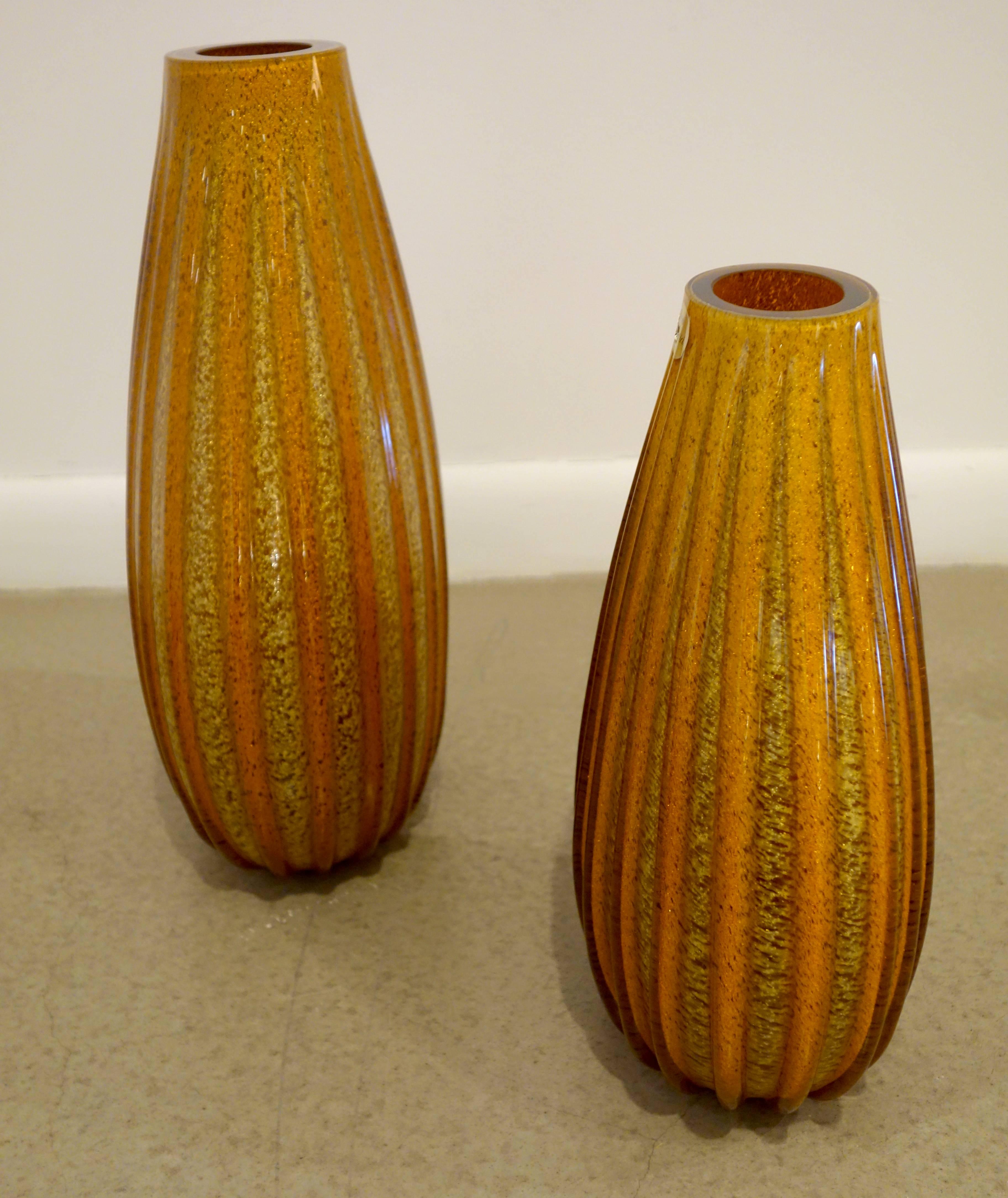 Ein Paar italienische Vasen aus dickem Muranoglas in Zwiebelform, geriffelt mit abwechselnd orange- und goldfarbenen Flecken; Etikett von Vetri Artistic. Die kleinere Vase ist 12,75