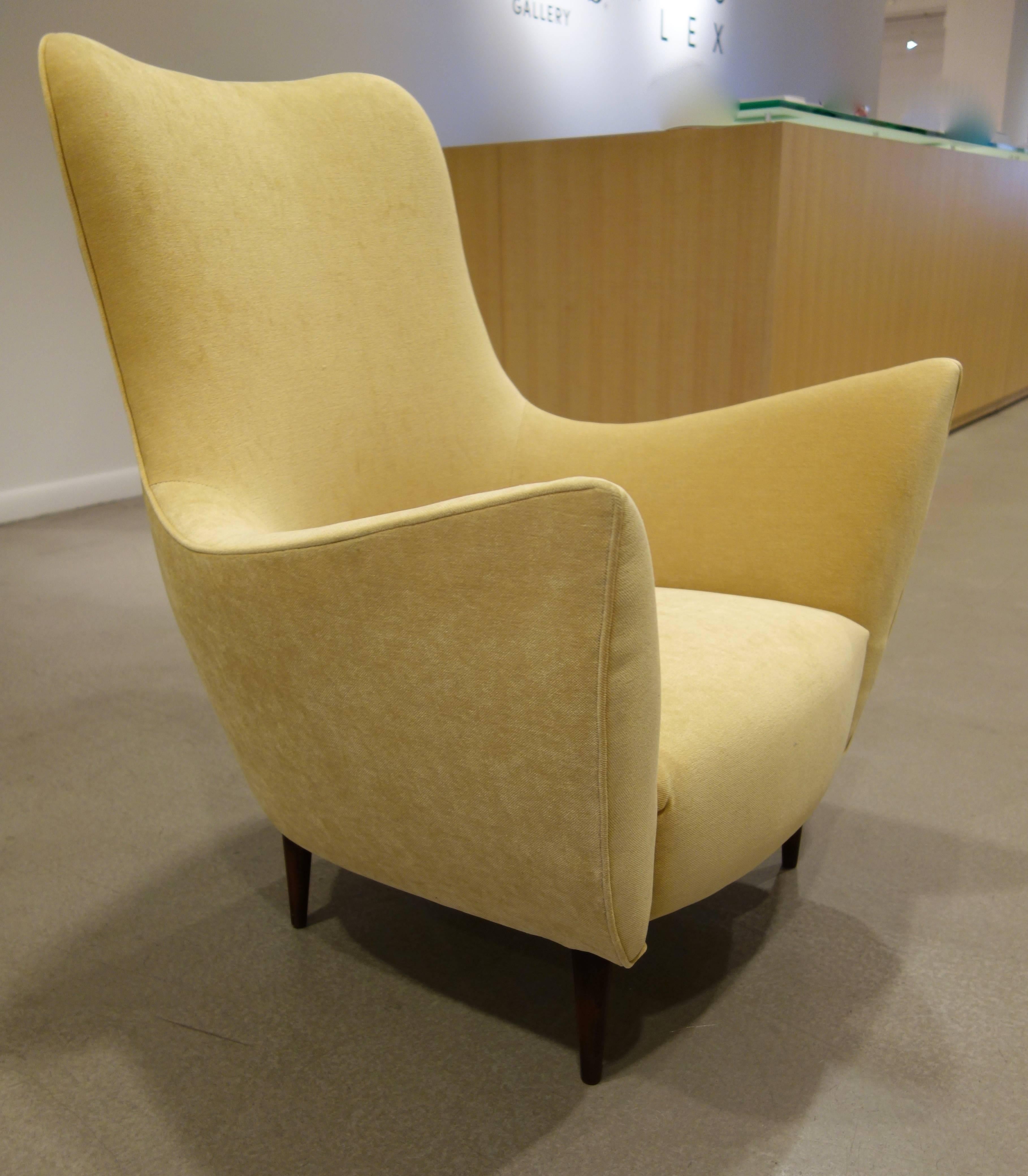 Pair of Large Midcentury Style Italian Lounge or Armchairs with Flared Arms In Excellent Condition In New York, NY