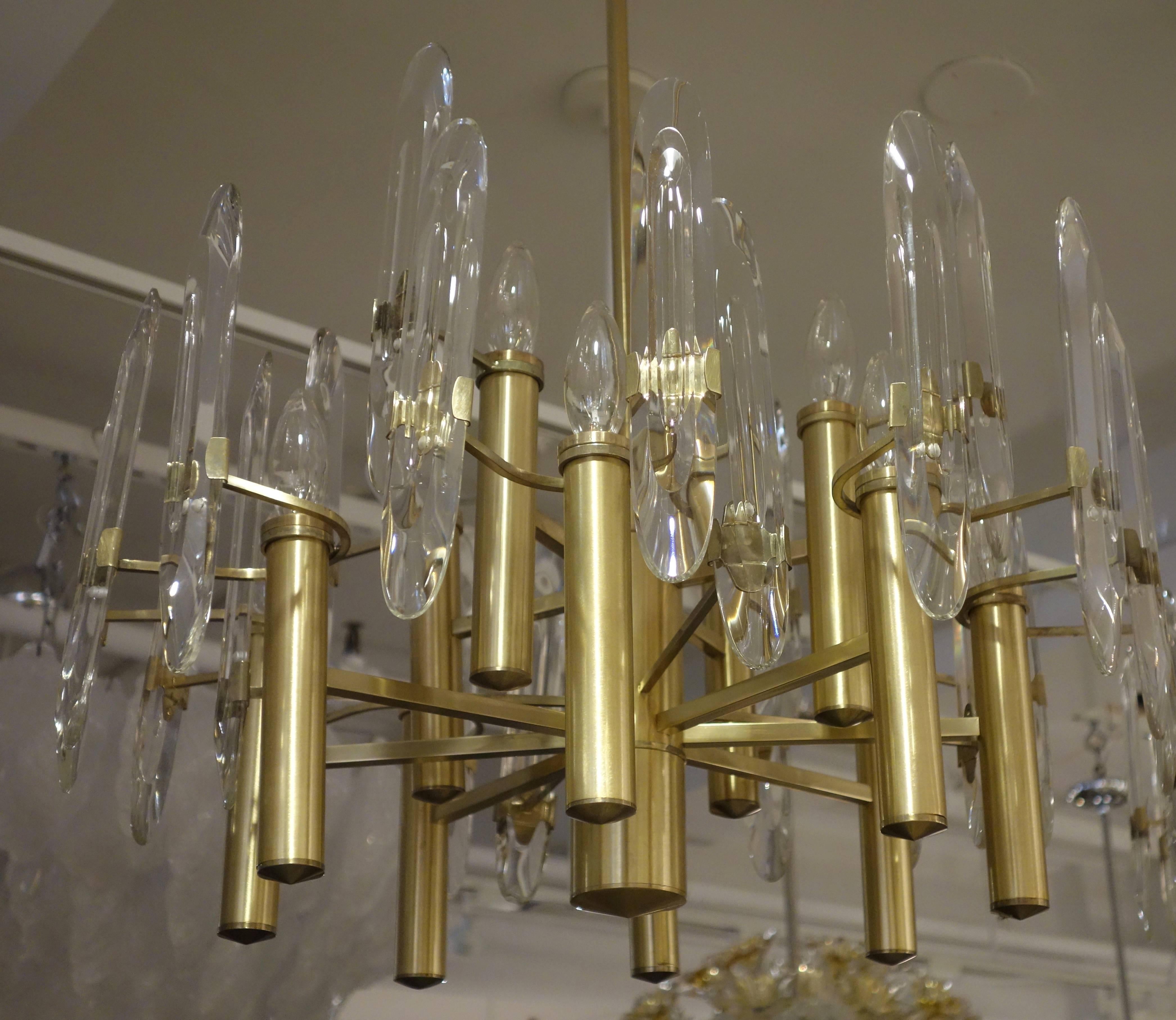 Italian Mid-Century Sciolari 12-Light Brass and Crystal Chandelier In Excellent Condition For Sale In New York, NY