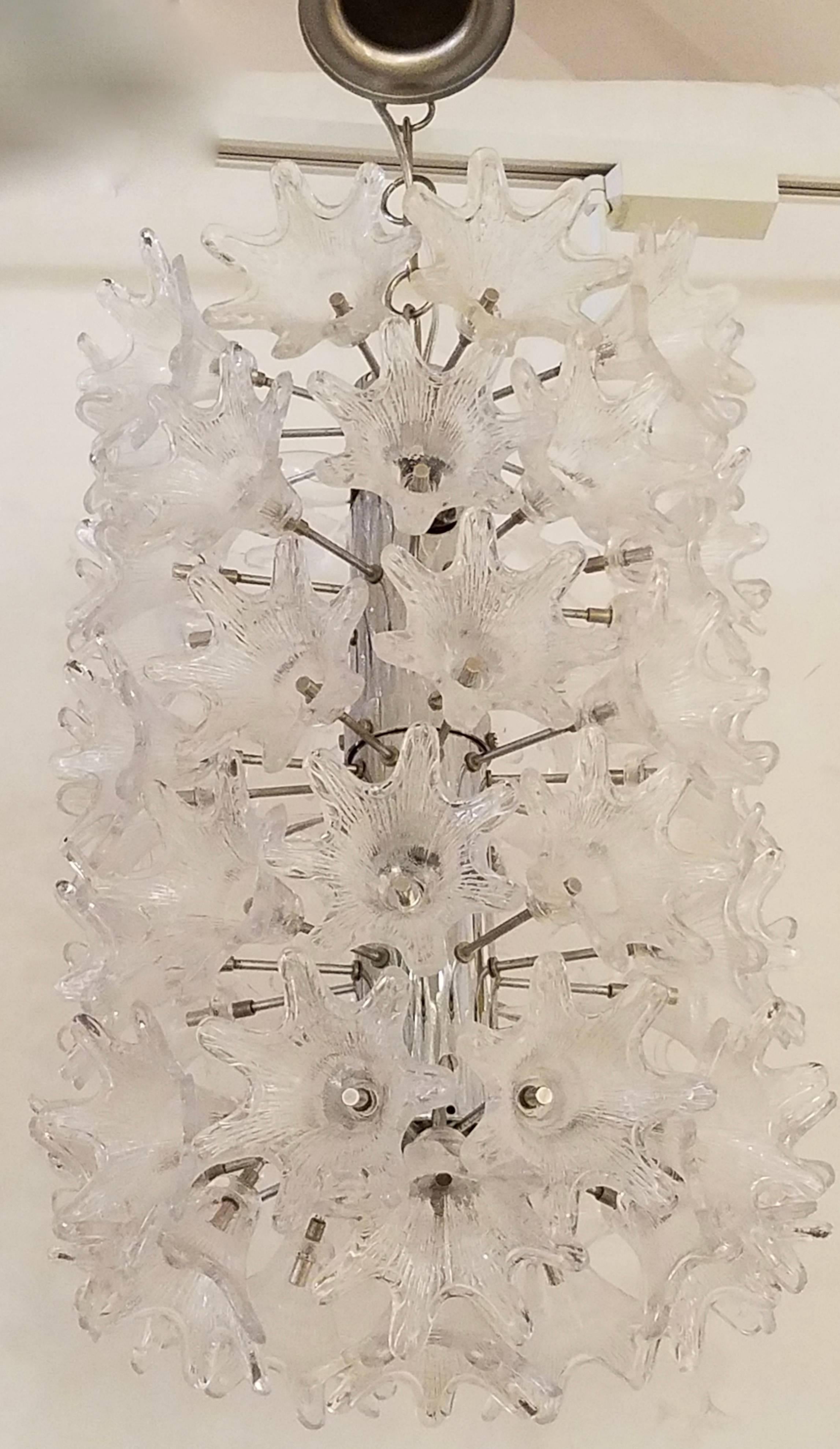 Mid-Century Italian Clear Floral Murano Glass and Chrome Chandelier In Excellent Condition For Sale In New York, NY
