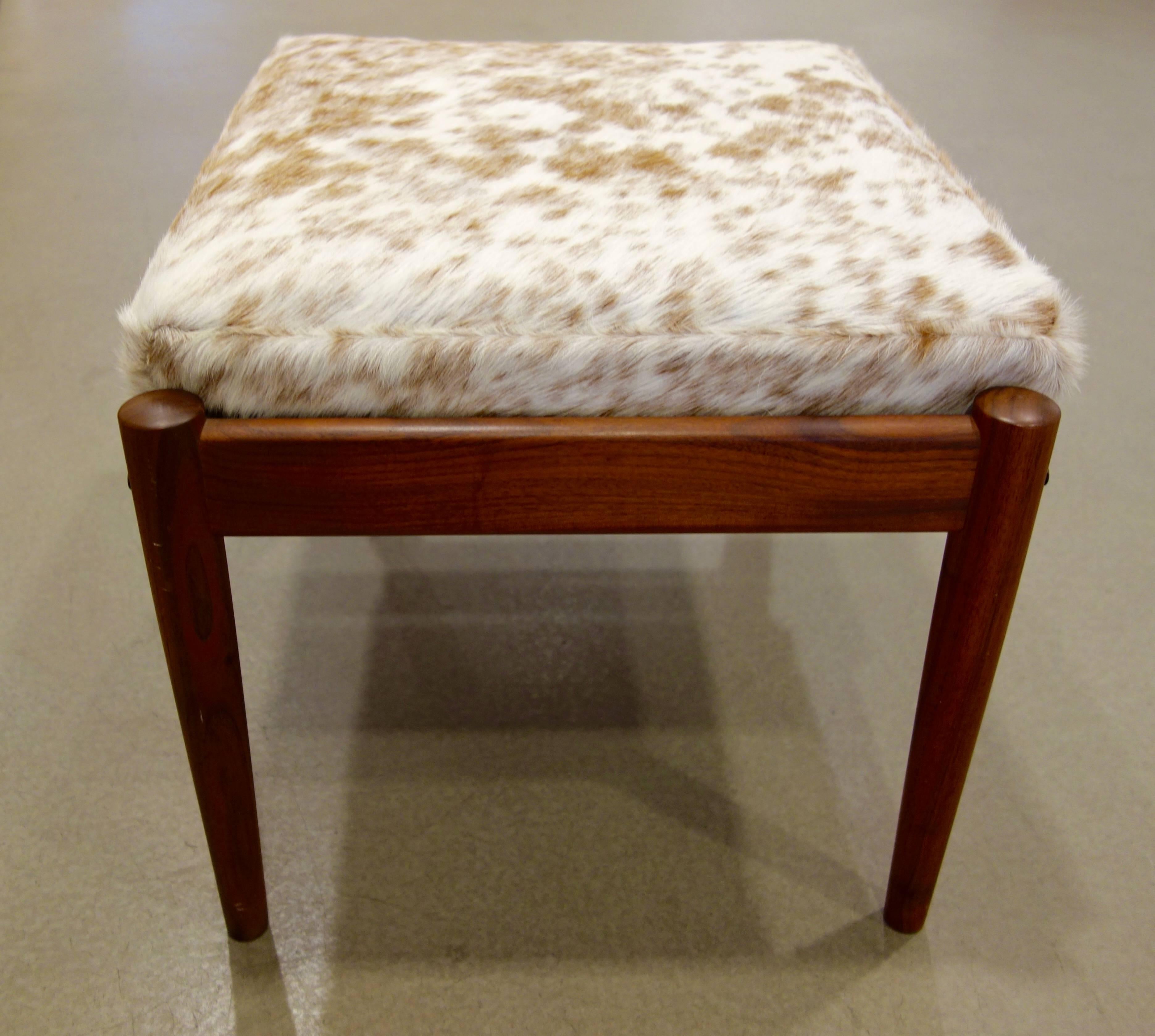 Mid-20th Century Pair Of Borge Jensen Danish Ottomans in Brown and White Cowhide For Sale