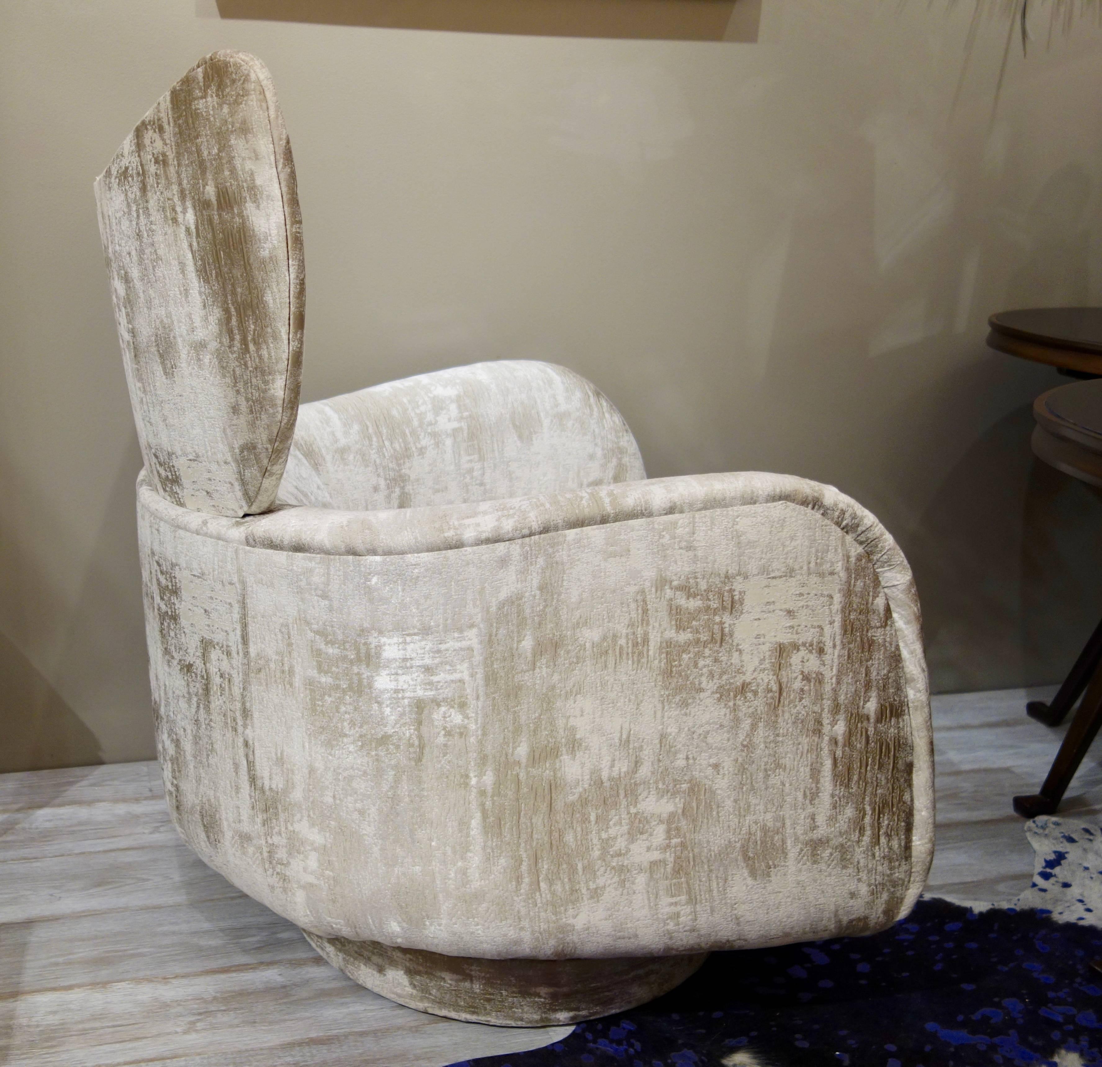 Mid-Century Modern Pair of Vladimir Kagan Large Swivel Greige Lounge Chairs for Directional