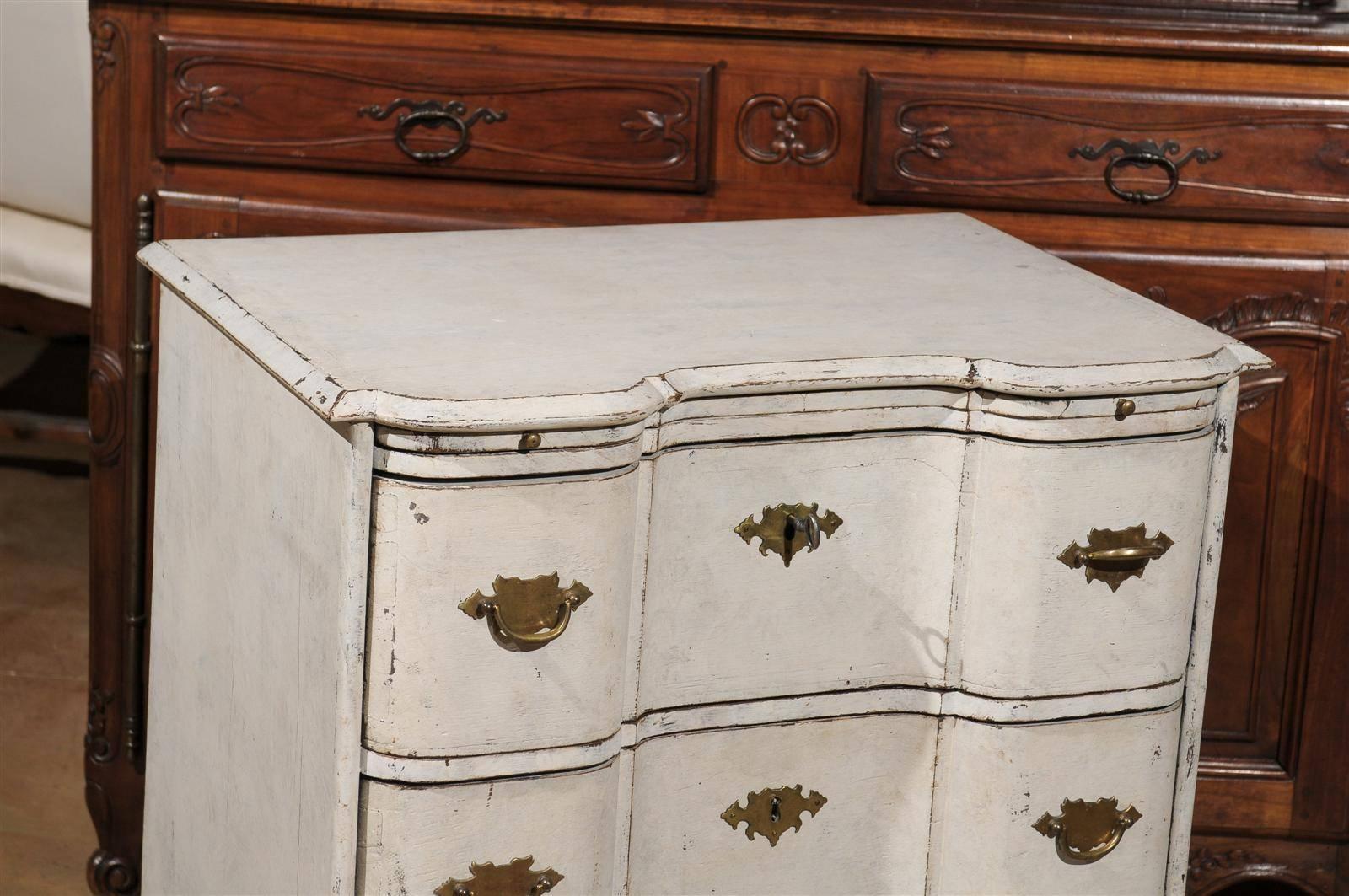 Danish Mid-18th Century Three-Drawer Painted Wood Commode with Serpentine Front For Sale 1
