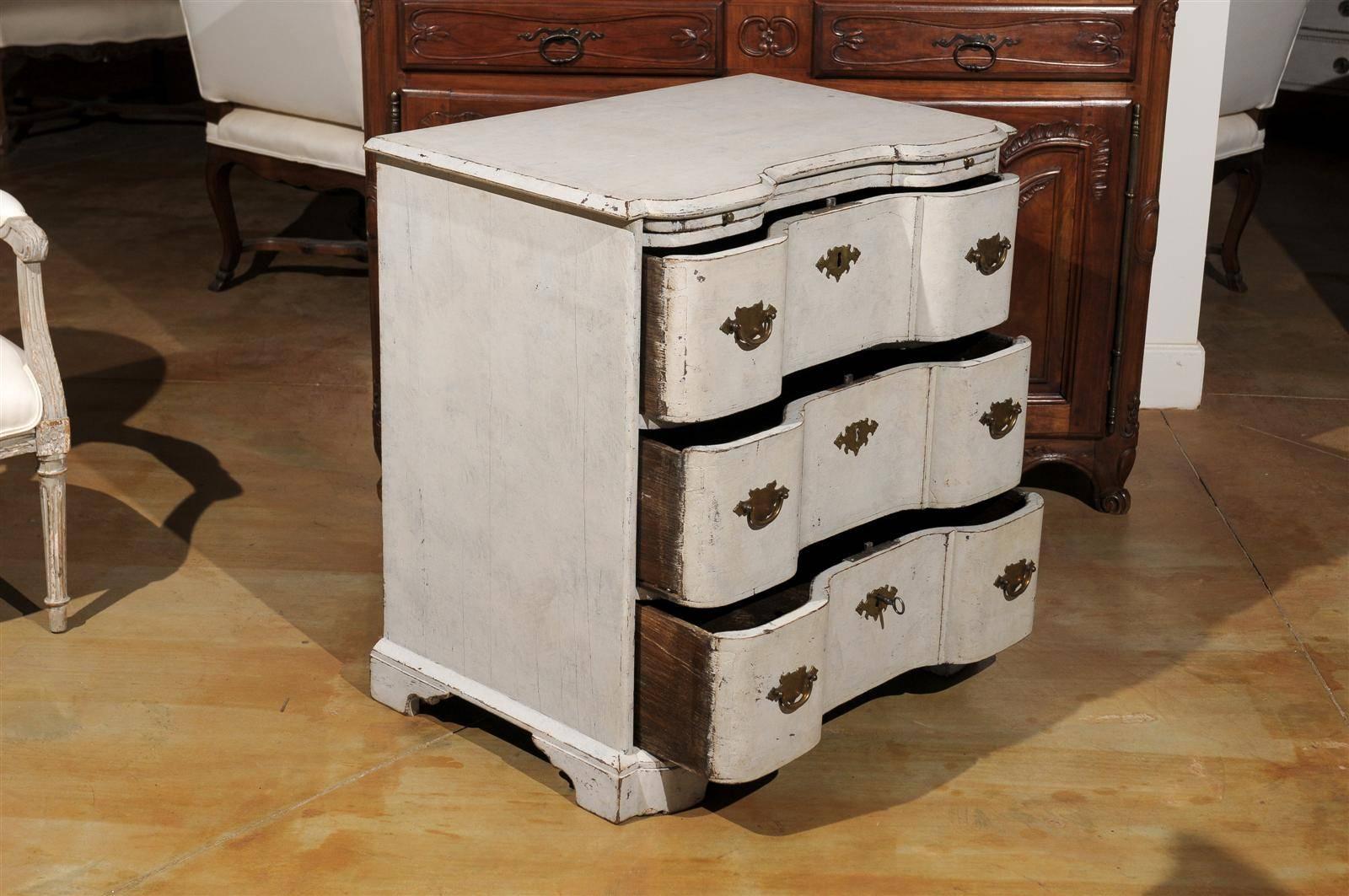 Danish Mid-18th Century Three-Drawer Painted Wood Commode with Serpentine Front For Sale 4