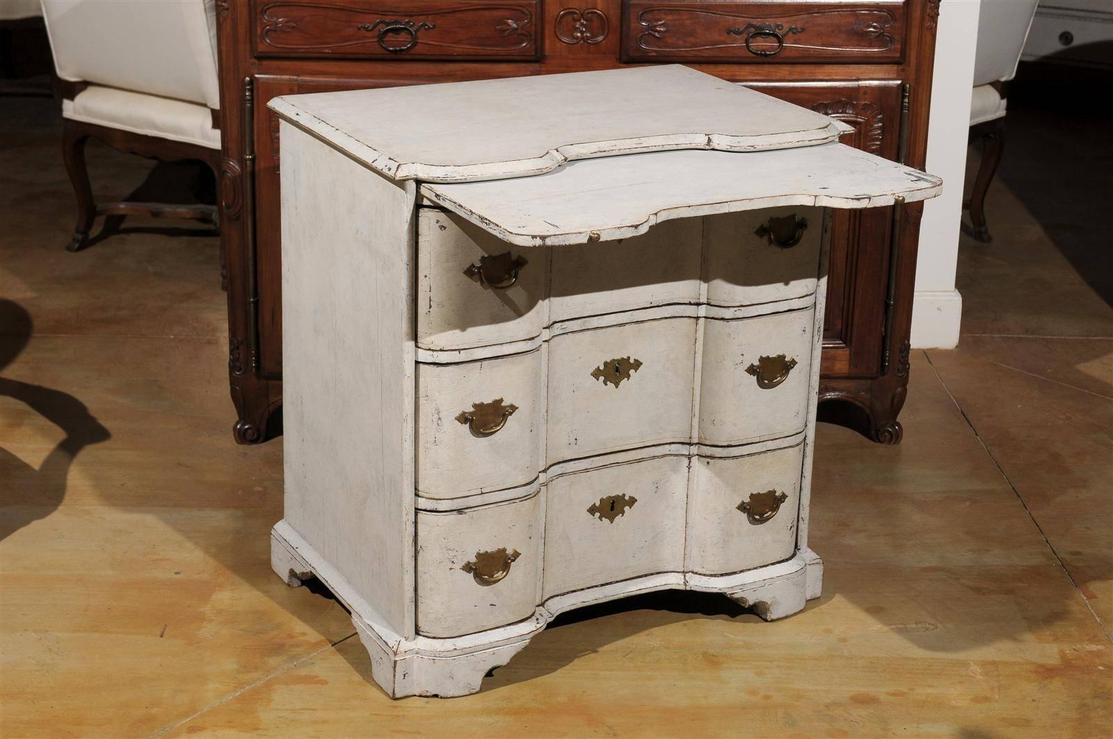 Danish Mid-18th Century Three-Drawer Painted Wood Commode with Serpentine Front For Sale 3