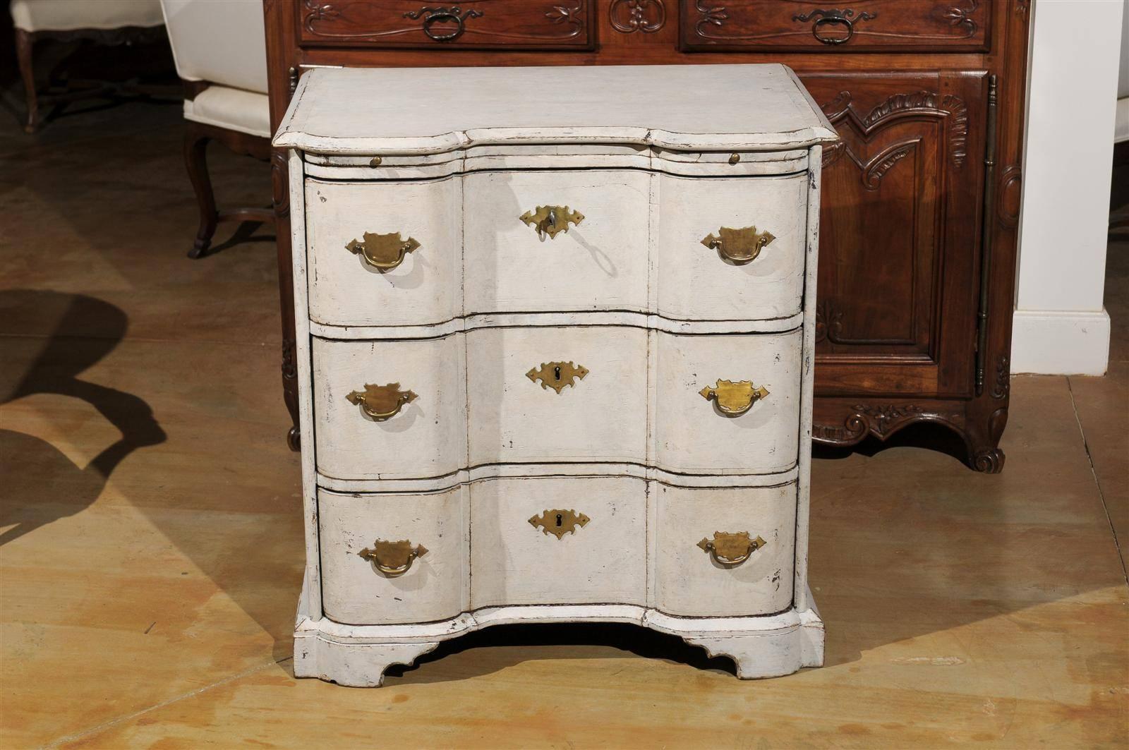 Danish Mid-18th Century Three-Drawer Painted Wood Commode with Serpentine Front For Sale 6