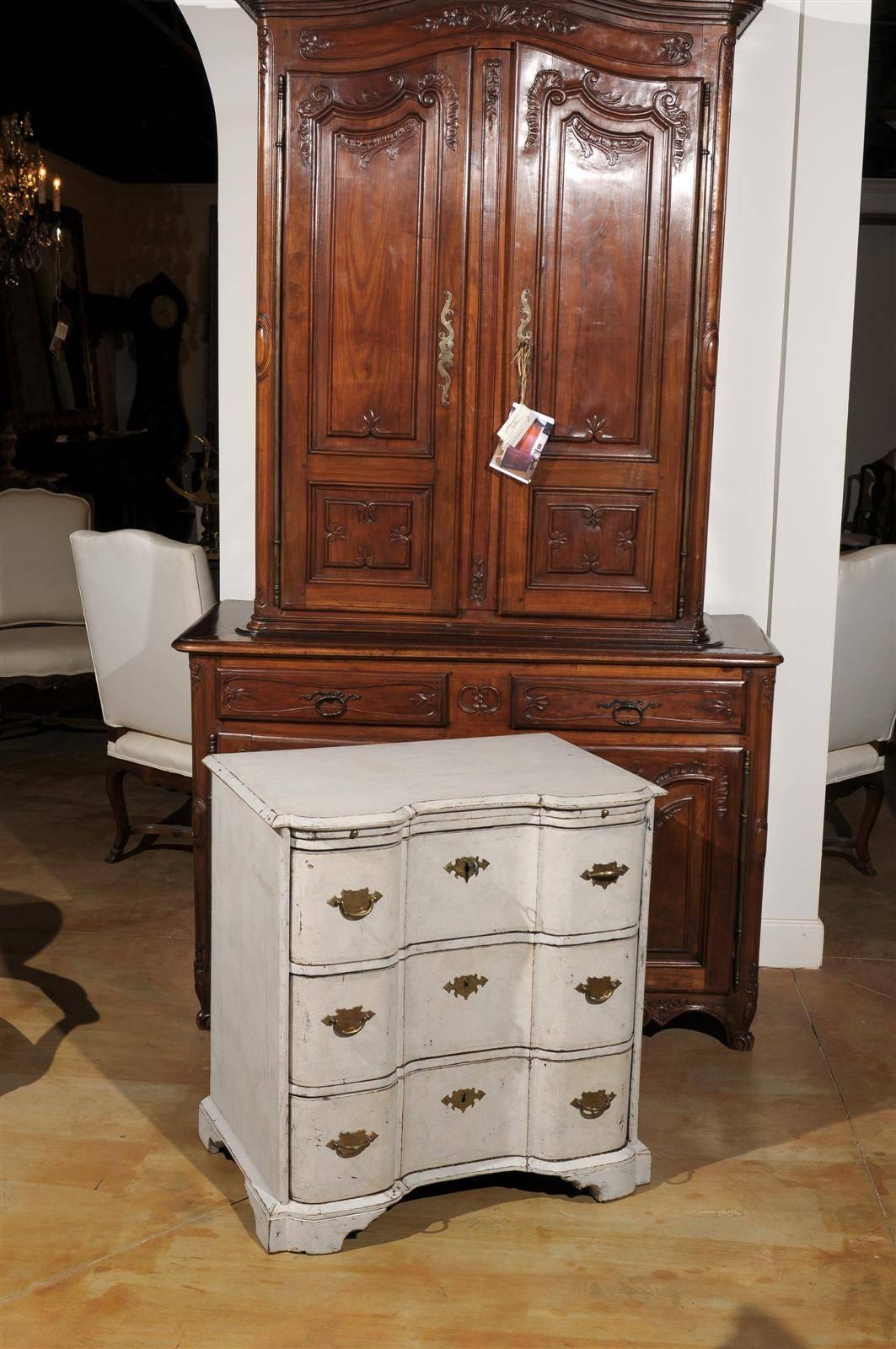Danish Mid-18th Century Three-Drawer Painted Wood Commode with Serpentine Front In Good Condition For Sale In Atlanta, GA