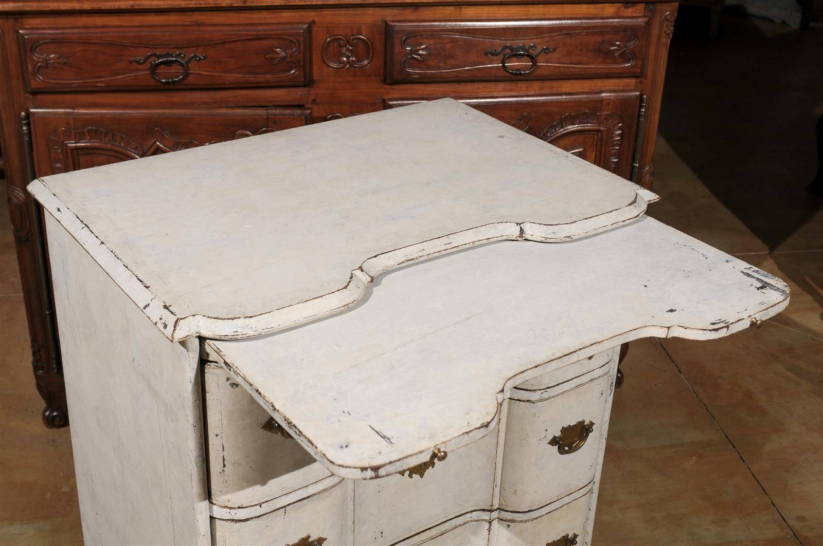 Danish Mid-18th Century Three-Drawer Painted Wood Commode with Serpentine Front For Sale 5