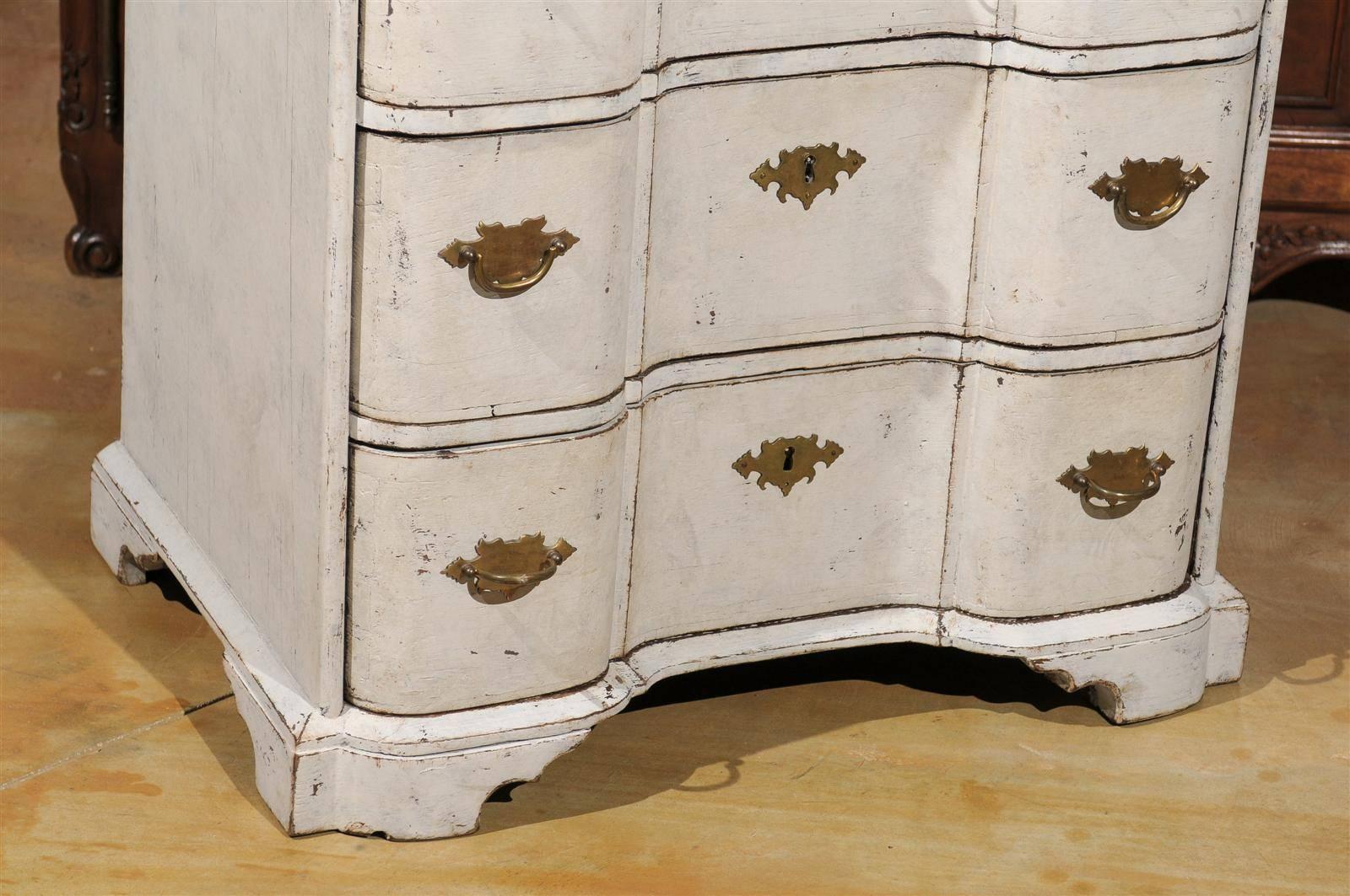 Danish Mid-18th Century Three-Drawer Painted Wood Commode with Serpentine Front For Sale 7