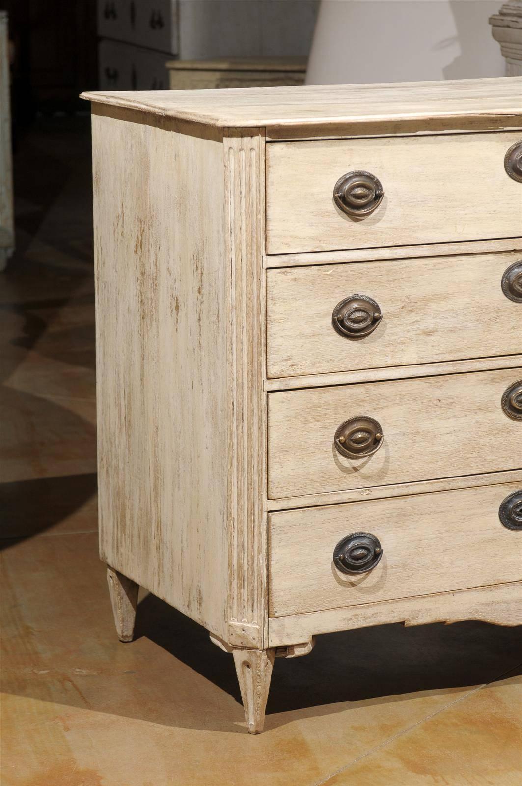 Swedish 1780s Gustavian Period Four-Drawer Commode with Chamfered Side Posts In Good Condition For Sale In Atlanta, GA