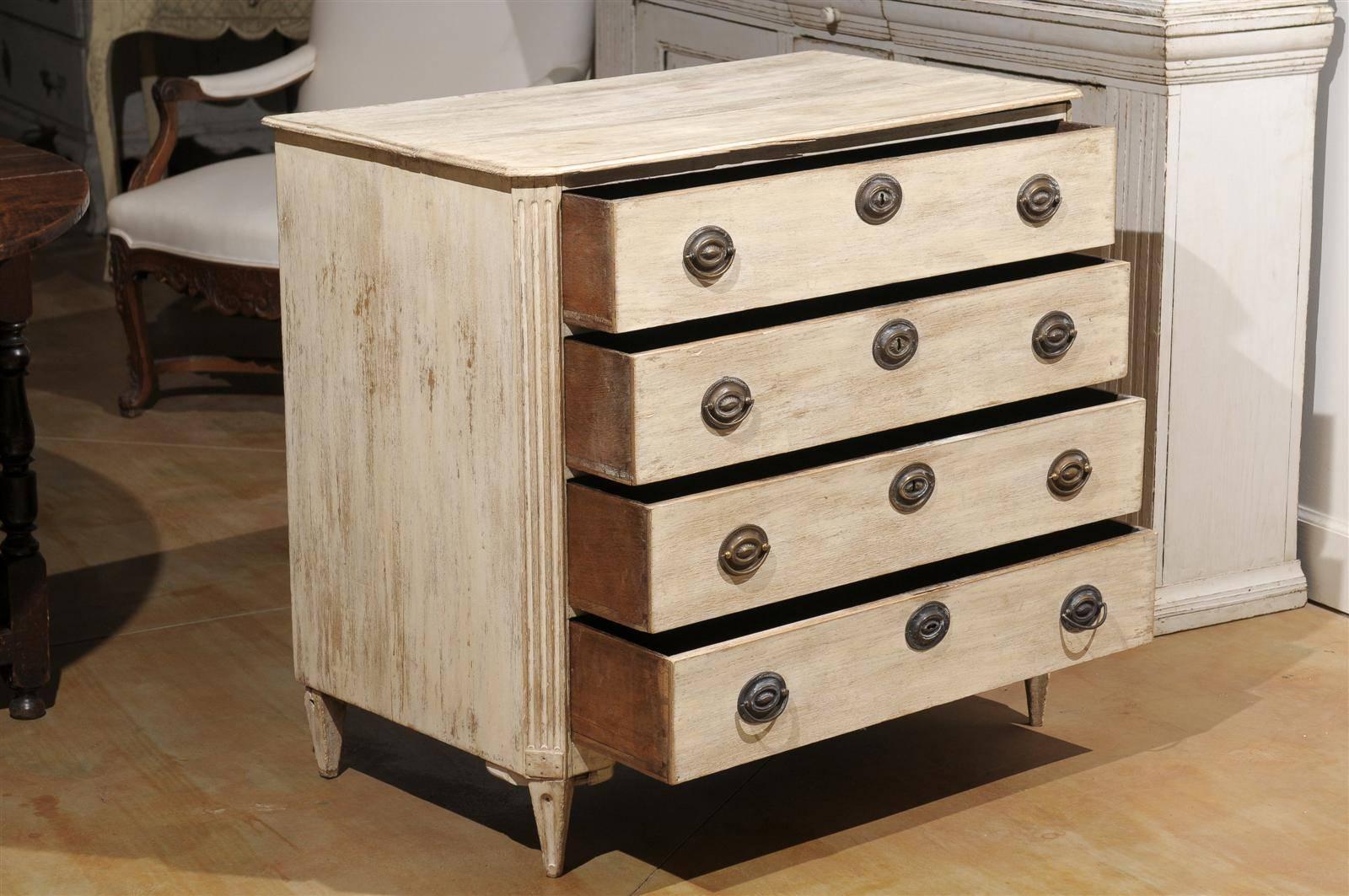 Swedish 1780s Gustavian Period Four-Drawer Commode with Chamfered Side Posts For Sale 1