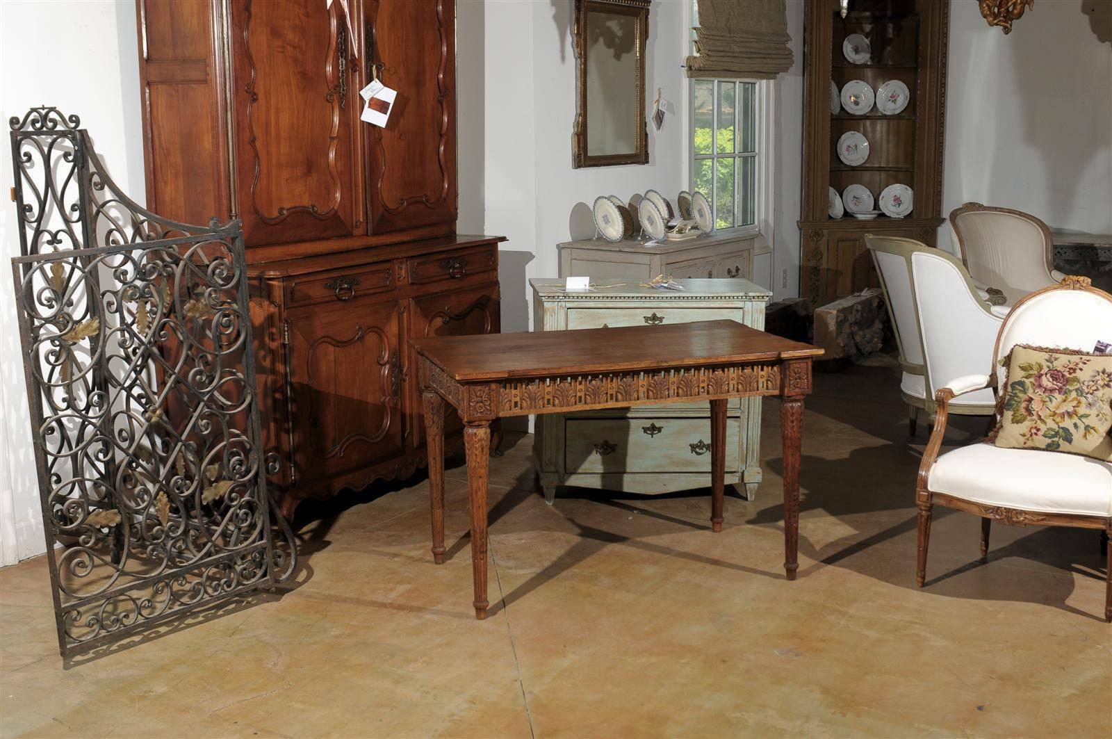 French Period Directoire Table with Carved Apron and Palmette Motifs, circa 1805 In Good Condition In Atlanta, GA