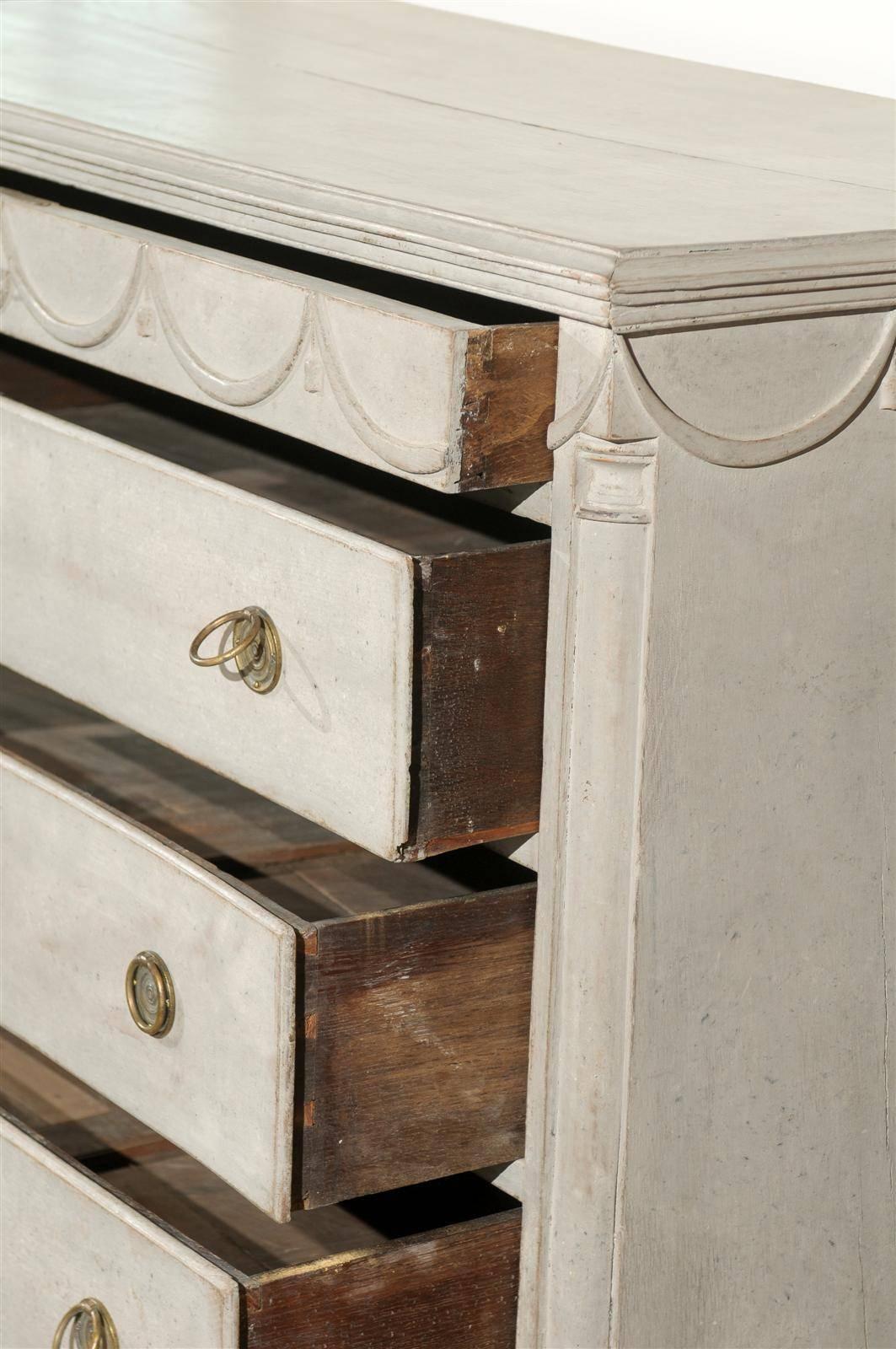 Swedish 1820s Neoclassical Painted Five-Drawer Commode with Carved Swag Motifs 3