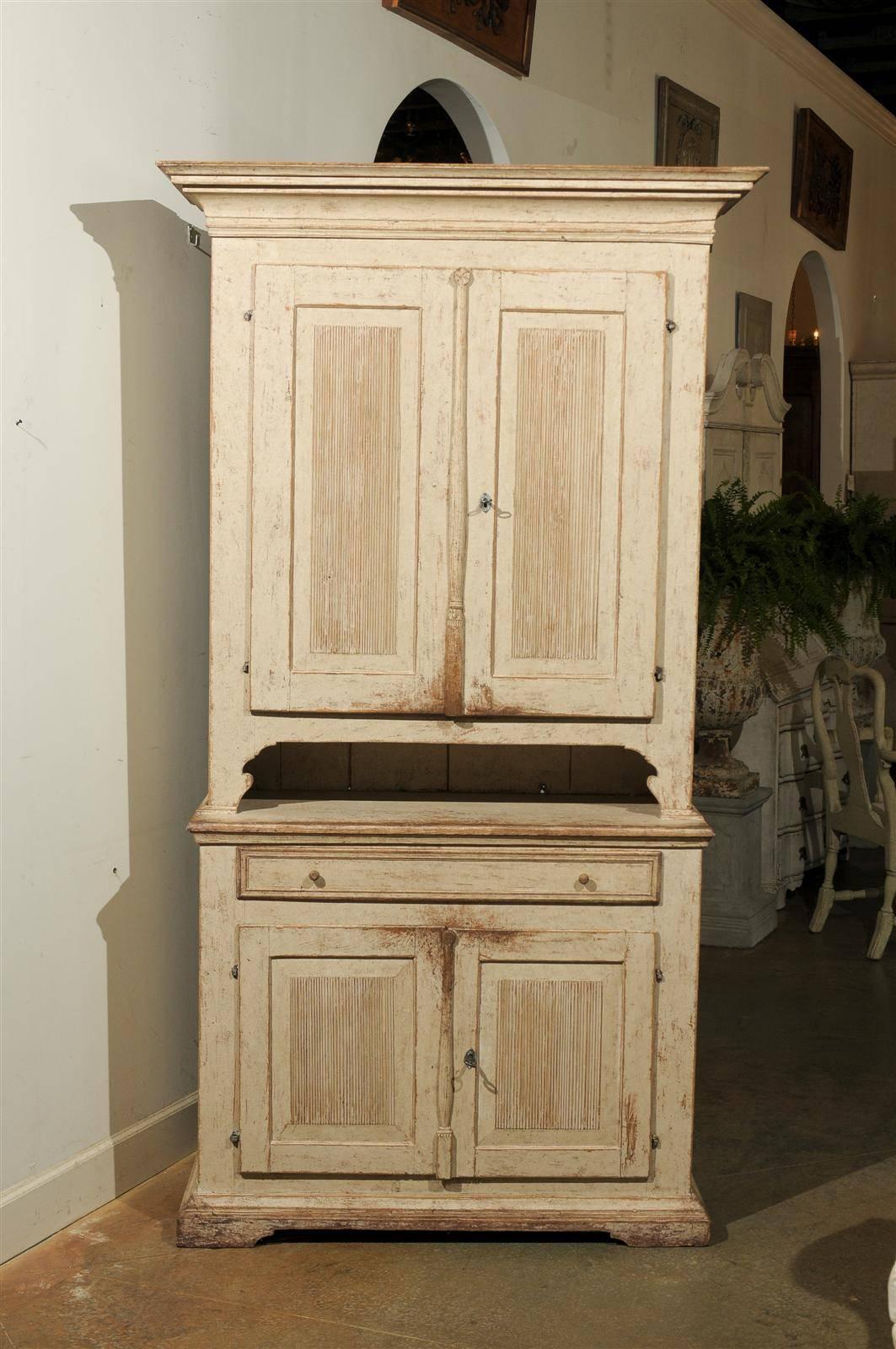 Swedish Early 19th Century Gustavian Painted Tall Cabinet with Reeded Doors For Sale 2