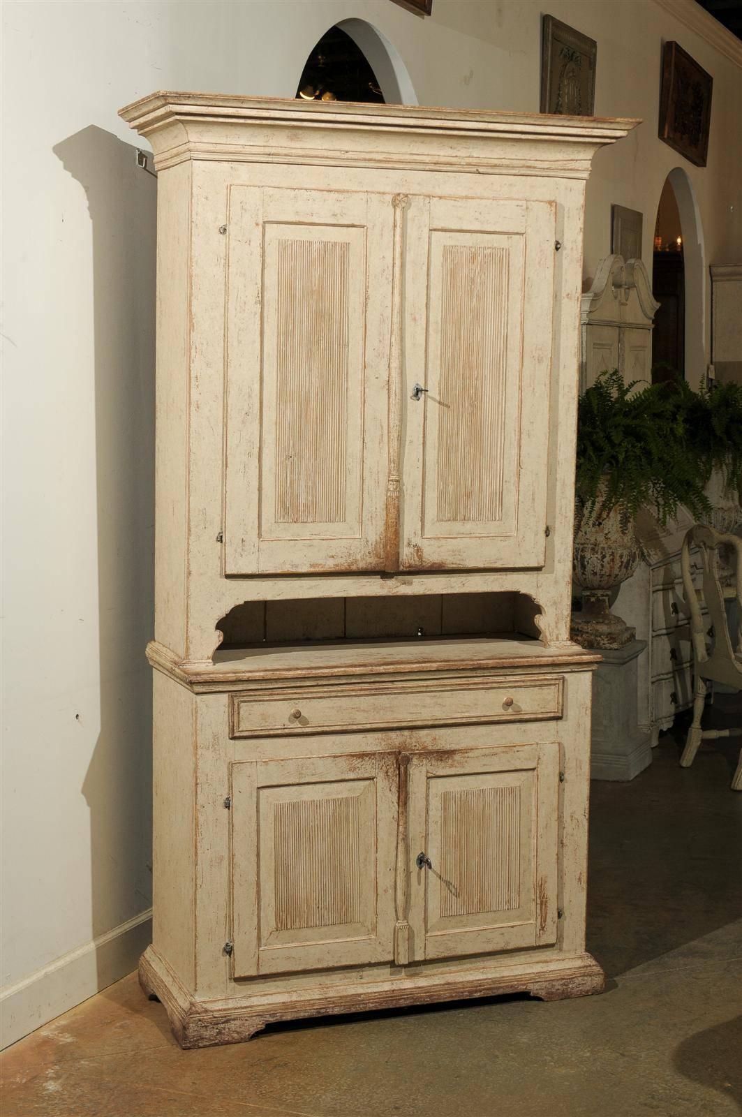Swedish Early 19th Century Gustavian Painted Tall Cabinet with Reeded Doors For Sale 5