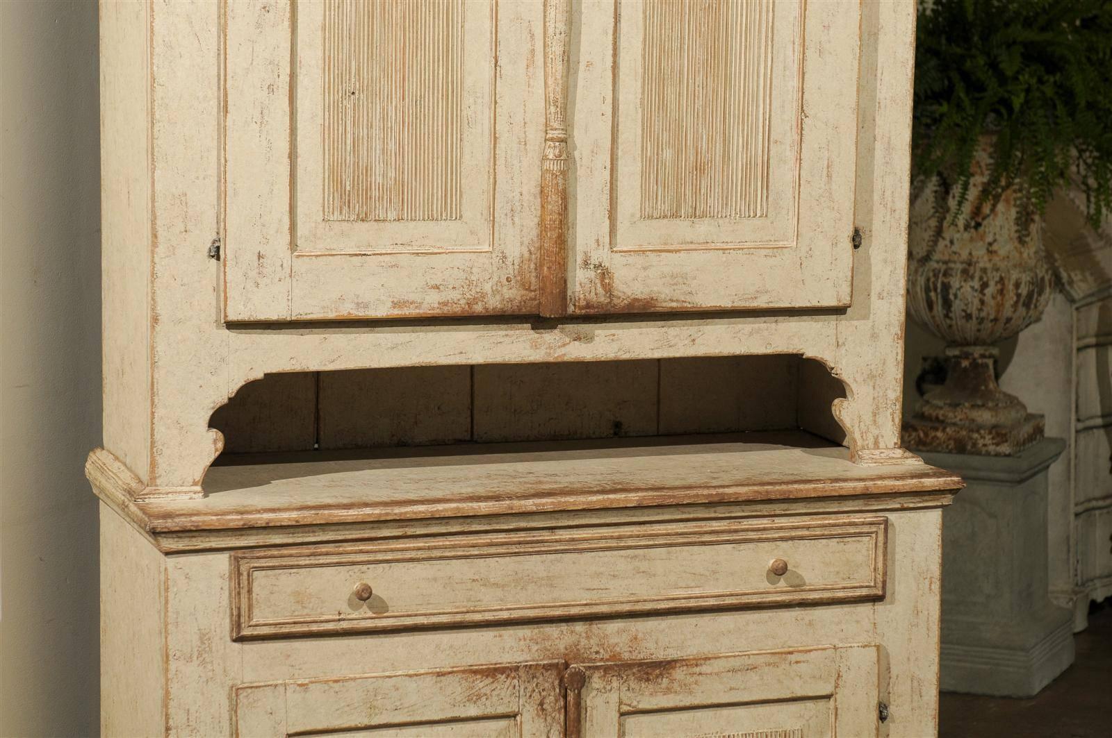 Swedish Early 19th Century Gustavian Painted Tall Cabinet with Reeded Doors For Sale 6