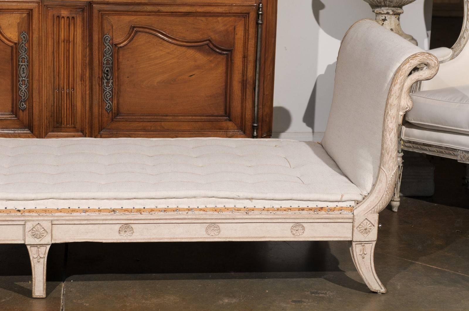 French Daybed with Carved Swans In Excellent Condition In Atlanta, GA