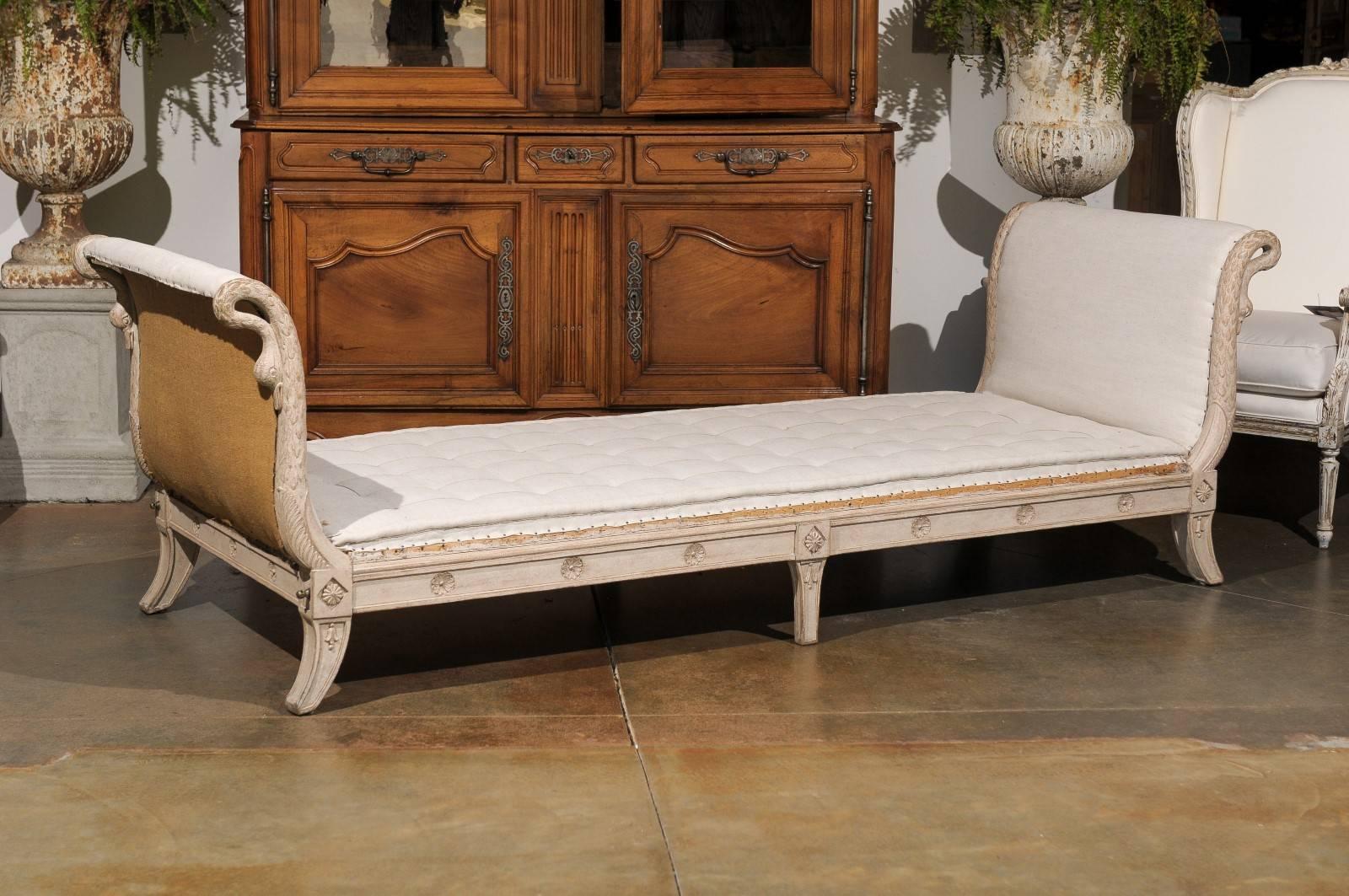 French early 20th century four-sided daybed in the neoclassical style with carved swans, splayed legs and carved medallions, circa 1920.