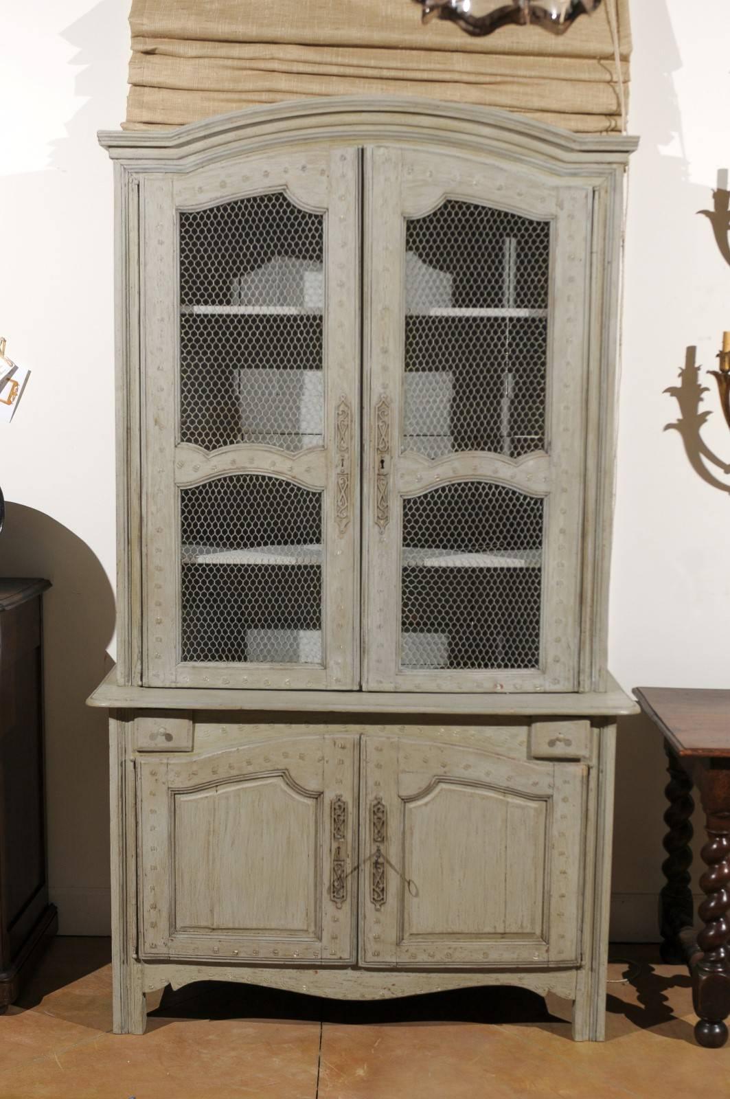 A French painted wood buffet à deux-corps with bonnet shaped upper cabinet and chicken wire doors over two lowers doors from the mid 18th century. Born under the reign of King Louis XV in the mid 18th century, this French tall cabinet features a
