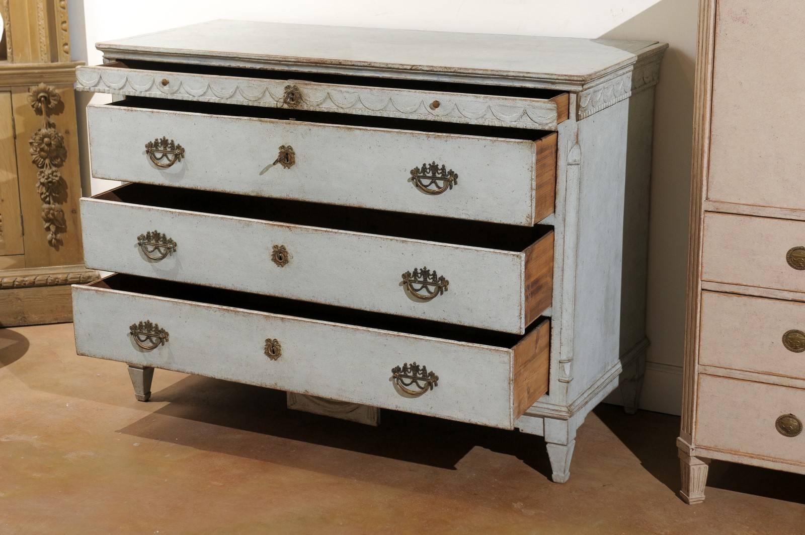 Swedish Neoclassical Early 19th Century Painted Commode with Carved Swags 1