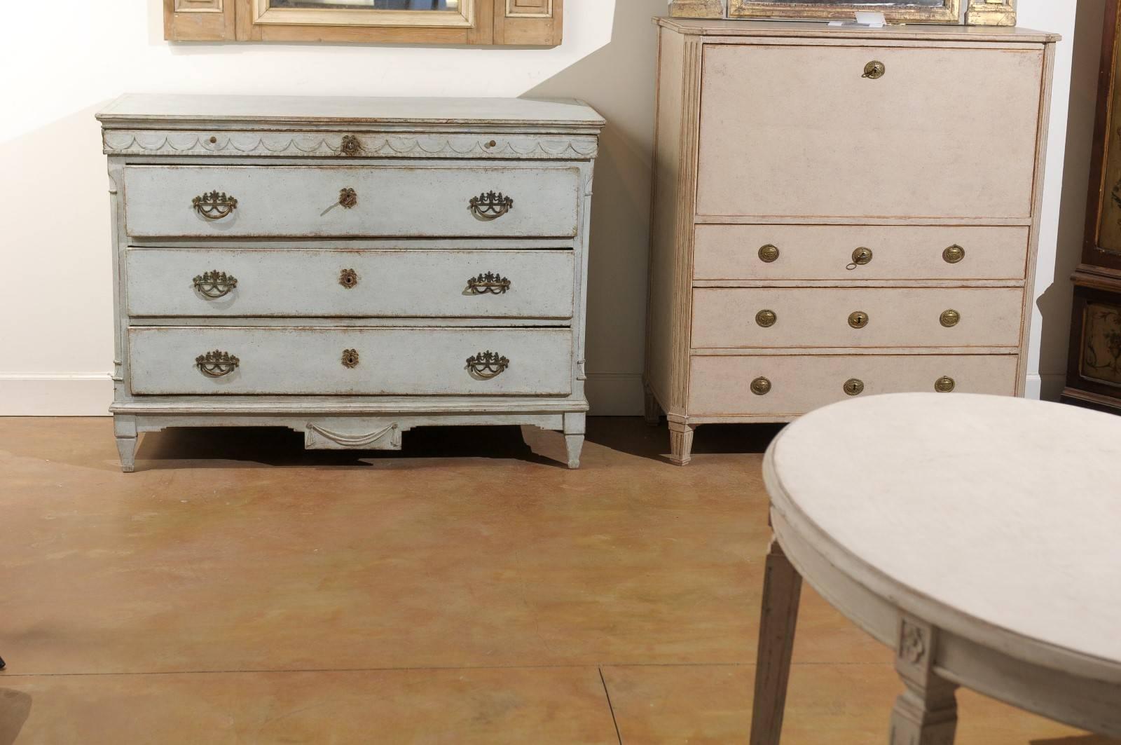 Swedish Neoclassical Early 19th Century Painted Commode with Carved Swags In Good Condition In Atlanta, GA