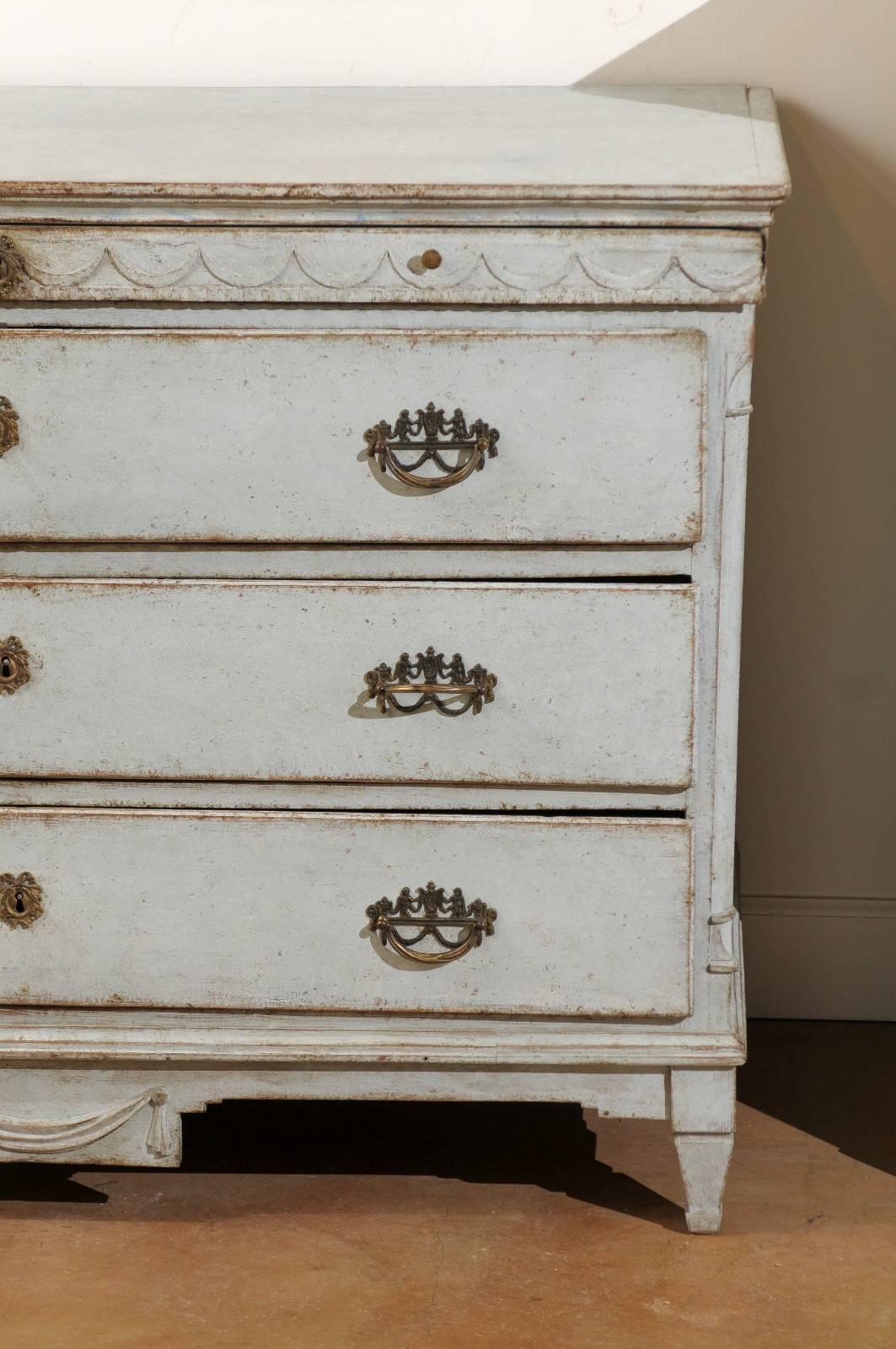 Swedish Neoclassical Early 19th Century Painted Commode with Carved Swags 3