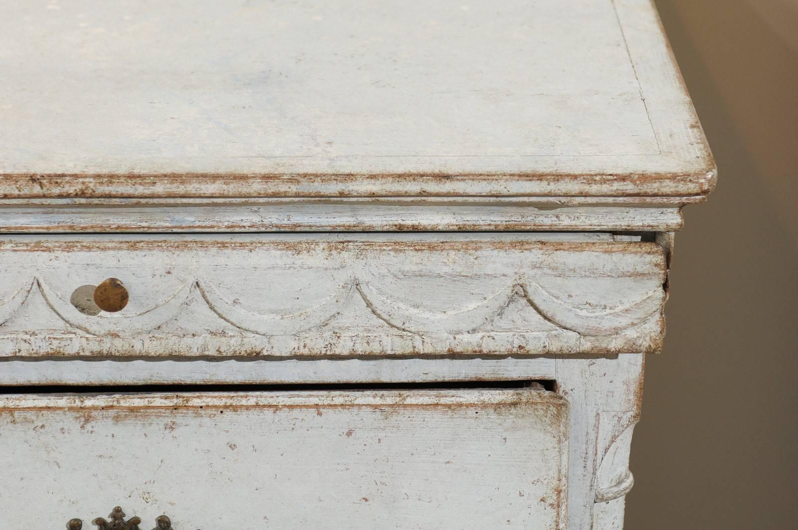Swedish Neoclassical Early 19th Century Painted Commode with Carved Swags 4
