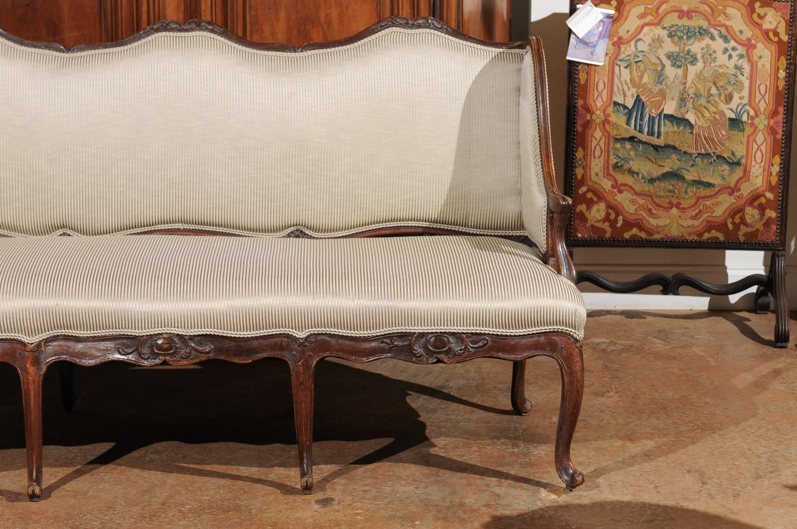 Carved 1720s French Régence Period Walnut Three-Seat Canapé à Oreilles with Upholstery