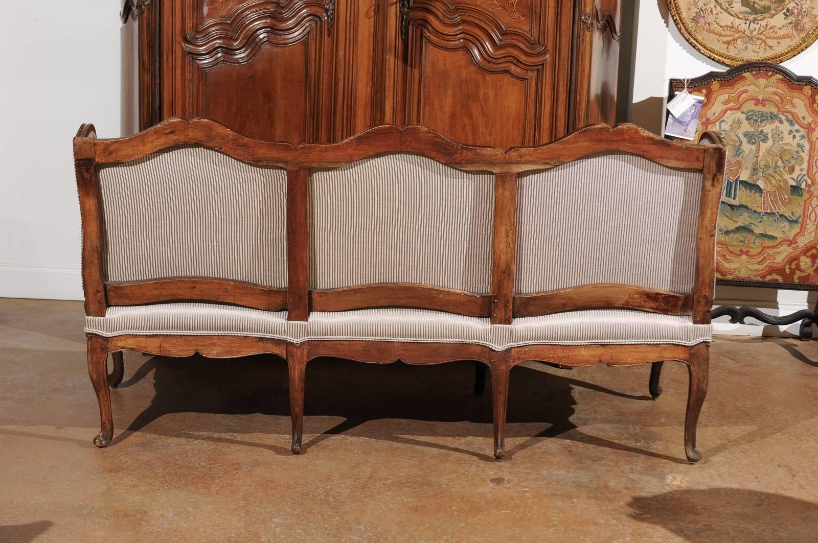 1720s French Régence Period Walnut Three-Seat Canapé à Oreilles with Upholstery 2