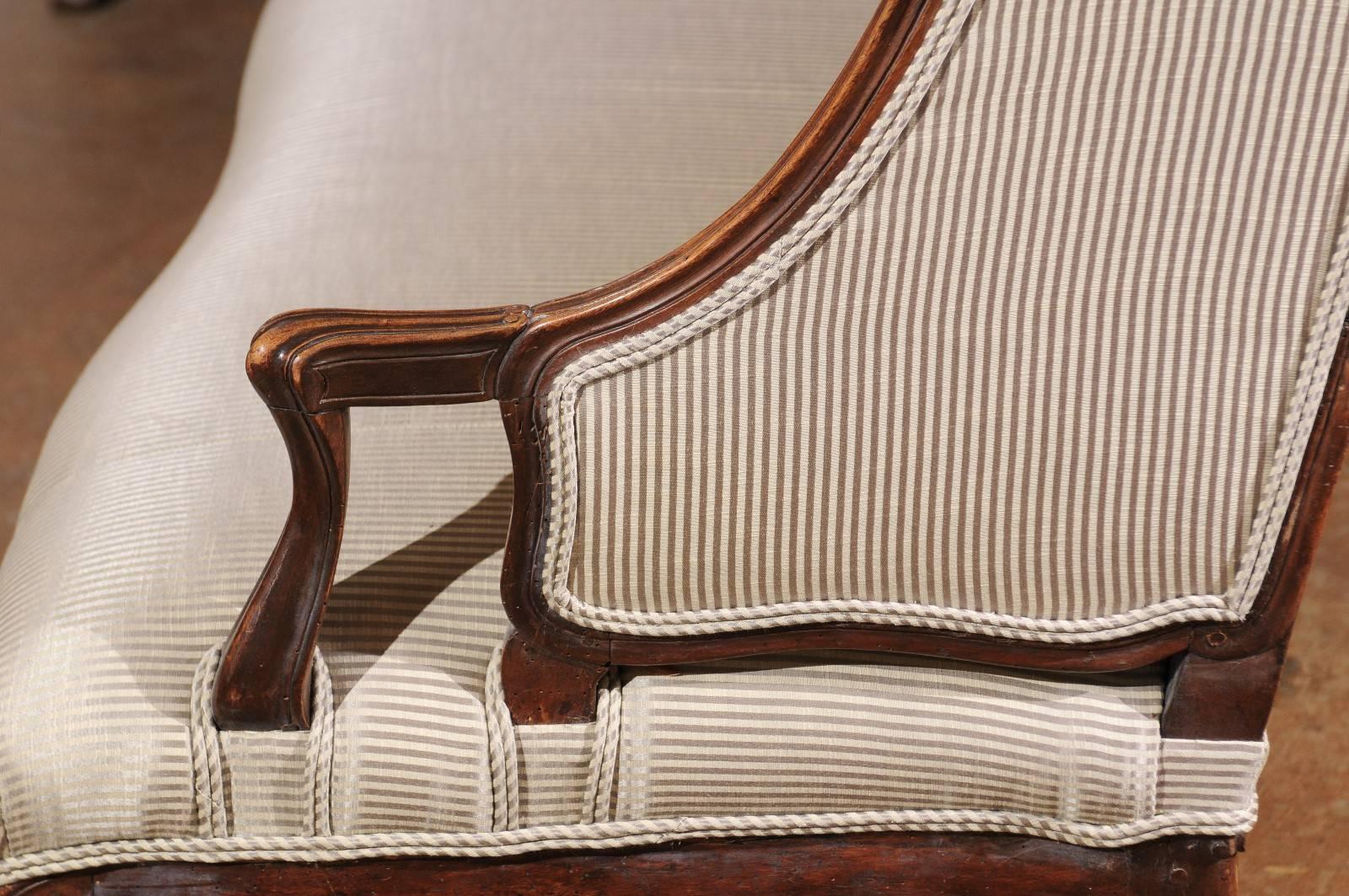 1720s French Régence Period Walnut Three-Seat Canapé à Oreilles with Upholstery In Good Condition In Atlanta, GA