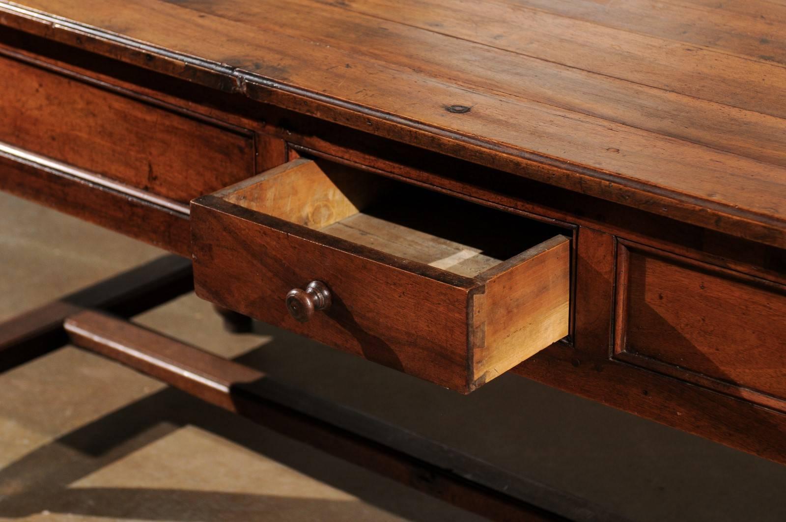 Table de canapé française de la fin du XVIIIe siècle en noyer et bois d'acacia avec pieds tournés en vente 2