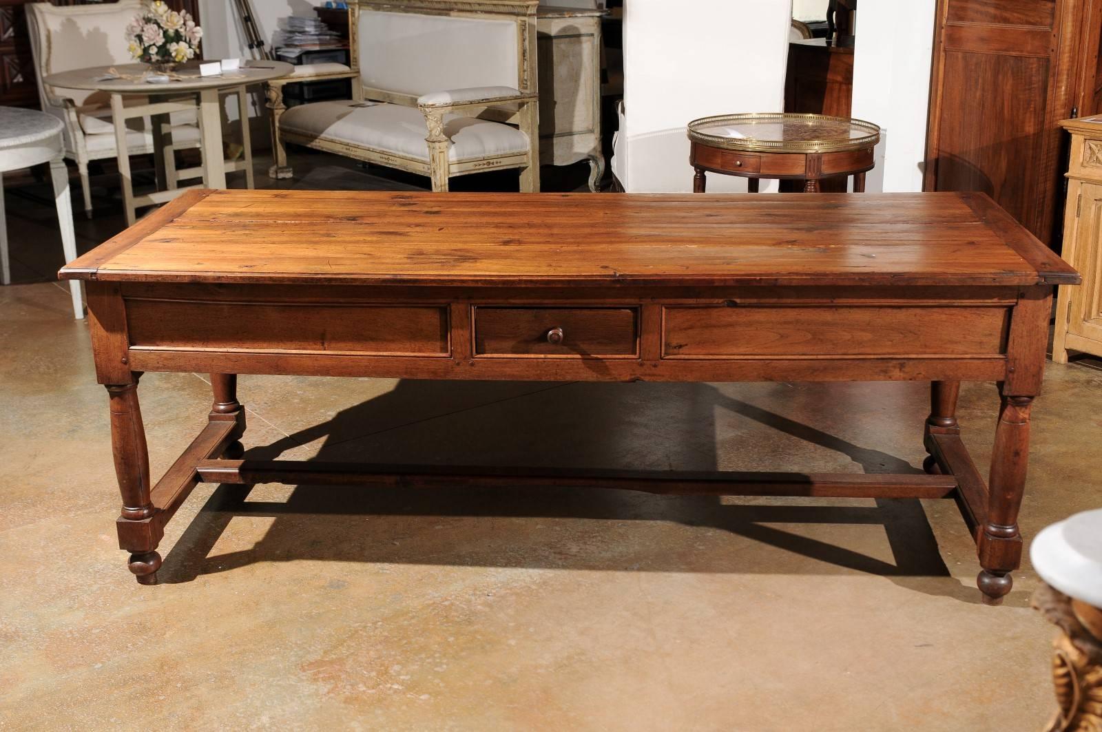 Table de canapé française de la fin du XVIIIe siècle en noyer et bois d'acacia avec pieds tournés en vente 5