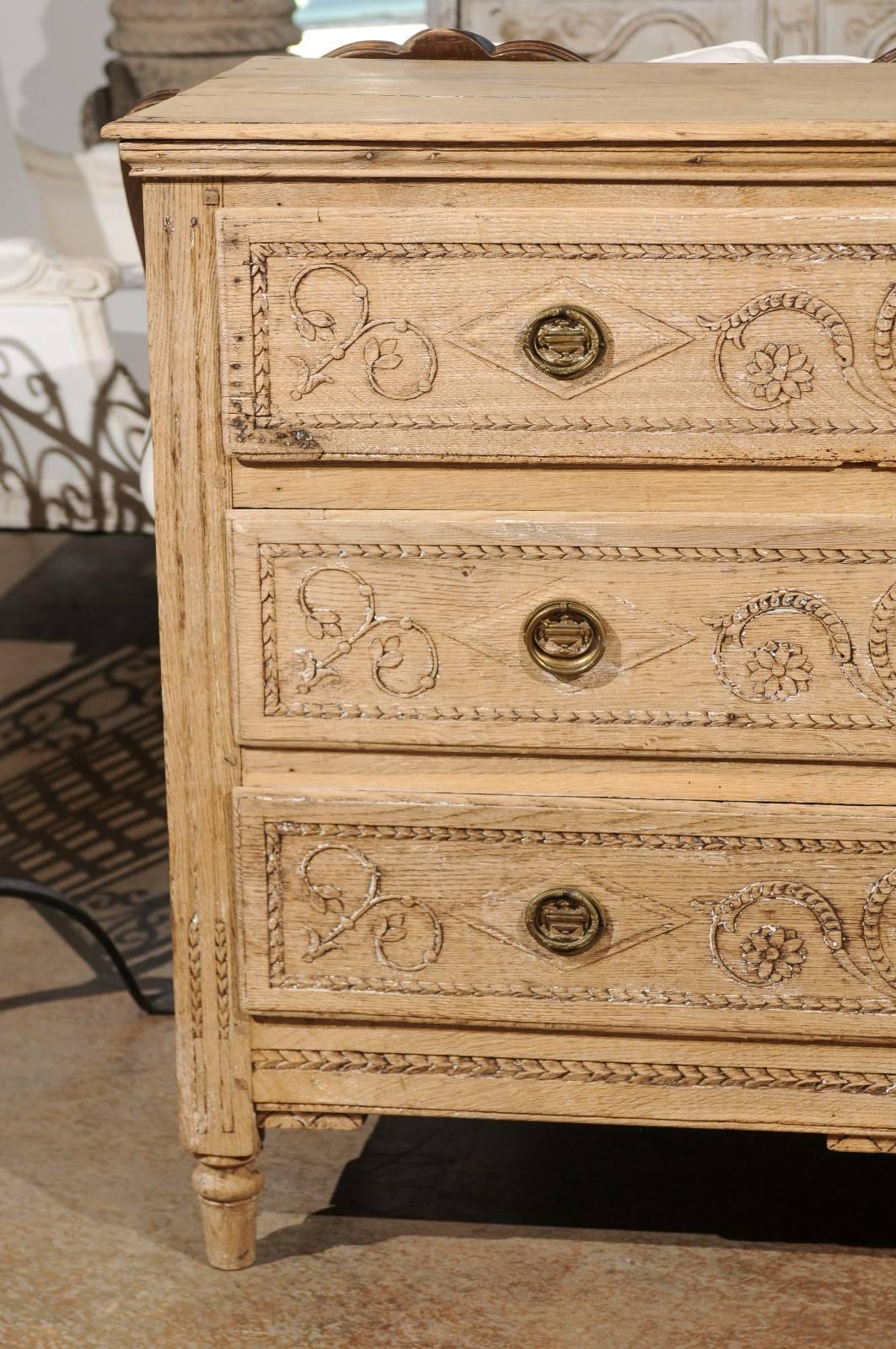 French 1790s Period Louis XVI Bleached Oak Three-Drawer Commode with Rinceaux 3