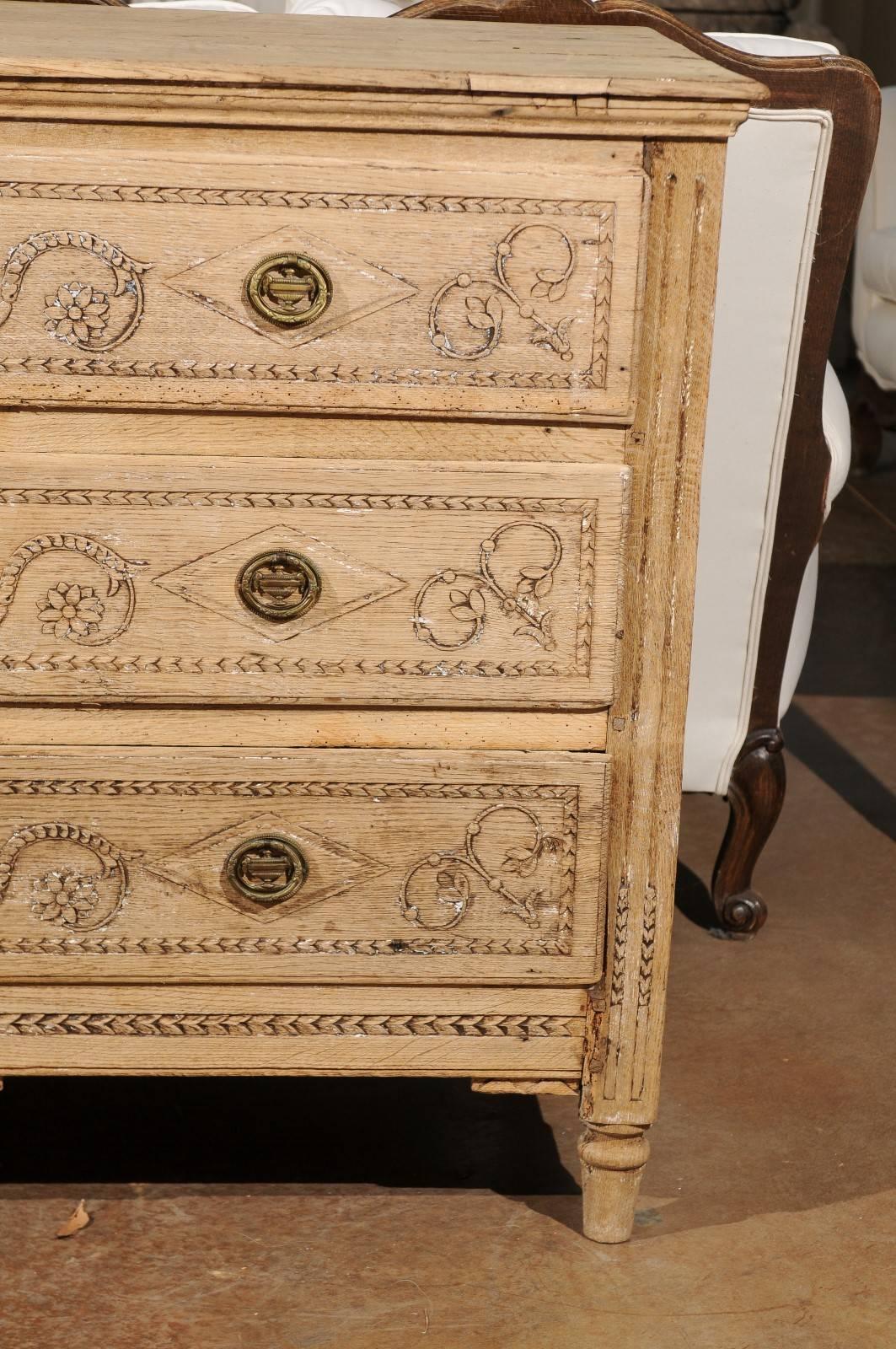 French 1790s Period Louis XVI Bleached Oak Three-Drawer Commode with Rinceaux 4