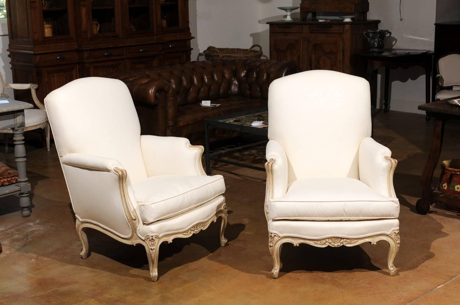 Pair of French Louis XV Style 1910s Painted Wood Upholstered Bergères Chairs In Good Condition In Atlanta, GA