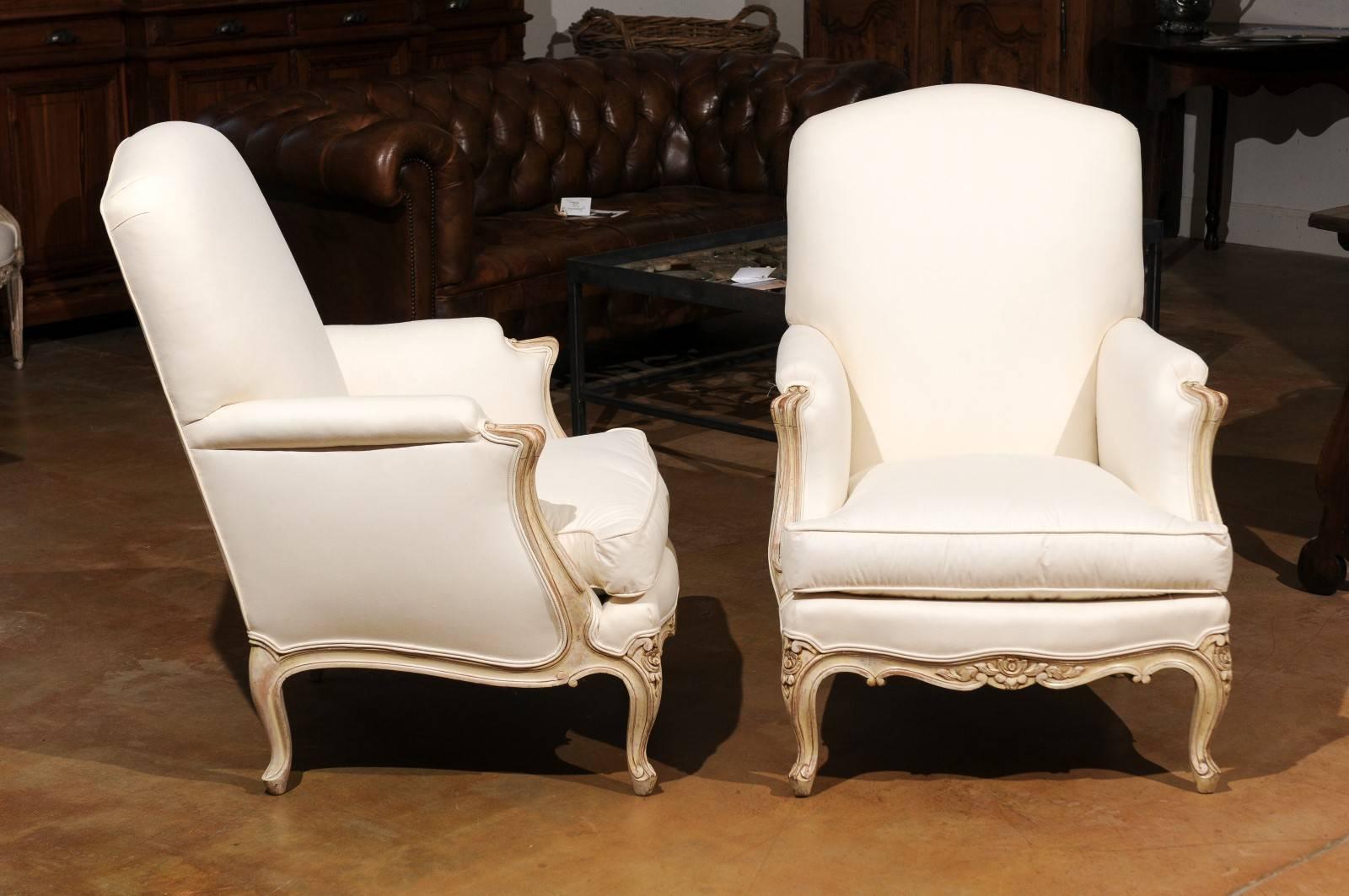 Pair of French Louis XV Style 1910s Painted Wood Upholstered Bergères Chairs 1