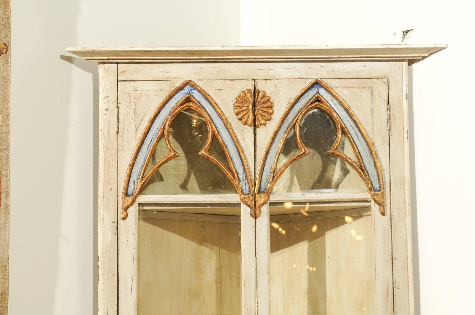 Schwedischer Eckschrank mit Glastüren aus lackiertem Holz im Stil der Neugotik, um 1830 im Zustand „Gut“ im Angebot in Atlanta, GA