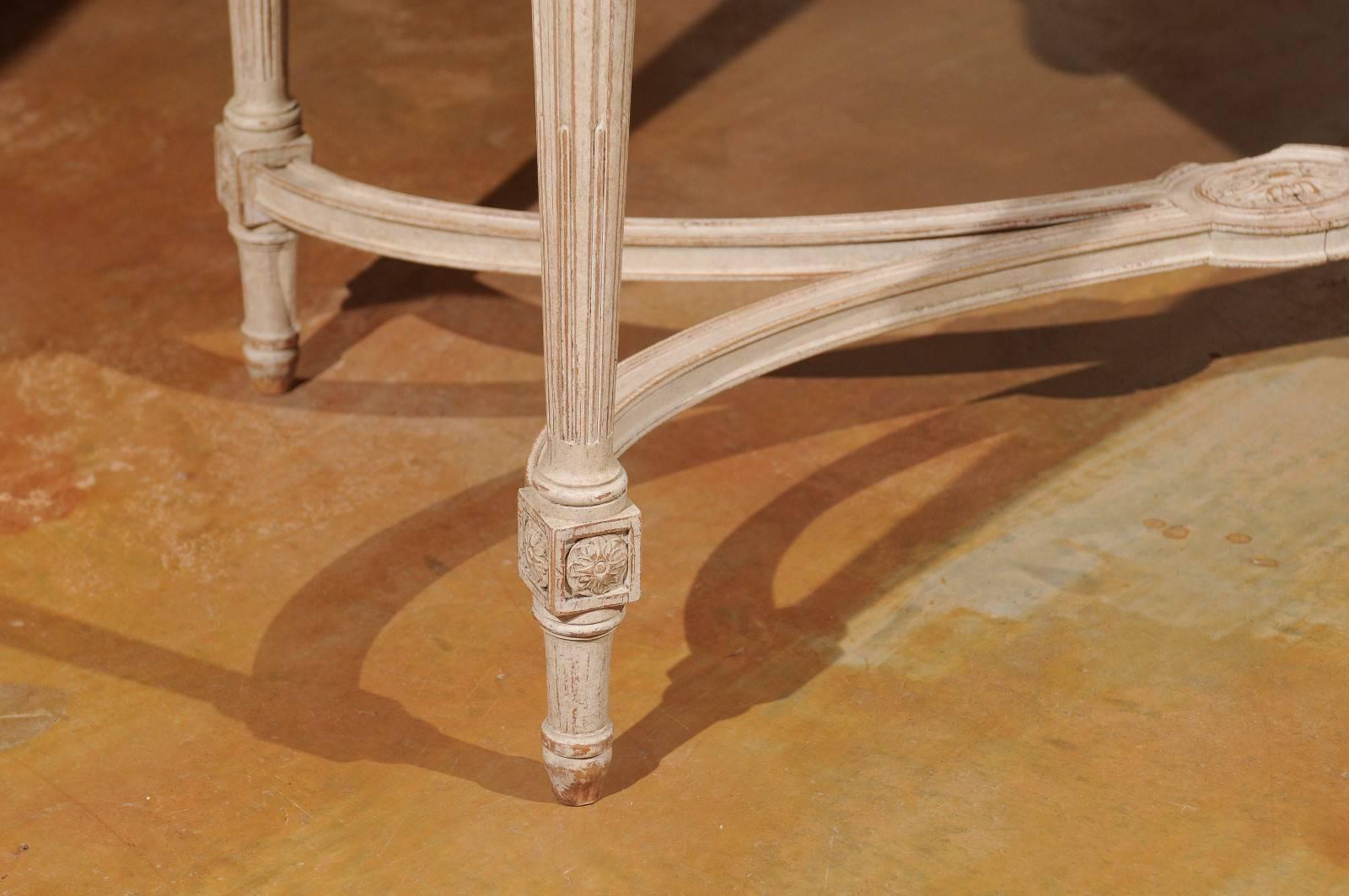 Swedish Gustavian Style Painted Wood Tea Table with Fluted Legs, circa 1920 In Good Condition For Sale In Atlanta, GA