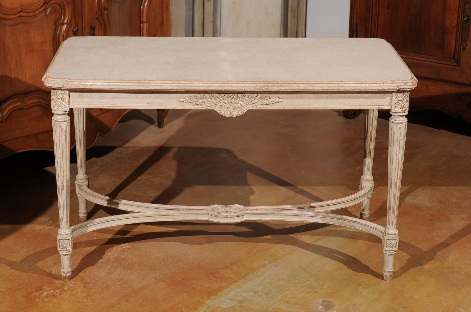 20th Century Swedish Gustavian Style Painted Wood Tea Table with Fluted Legs, circa 1920 For Sale