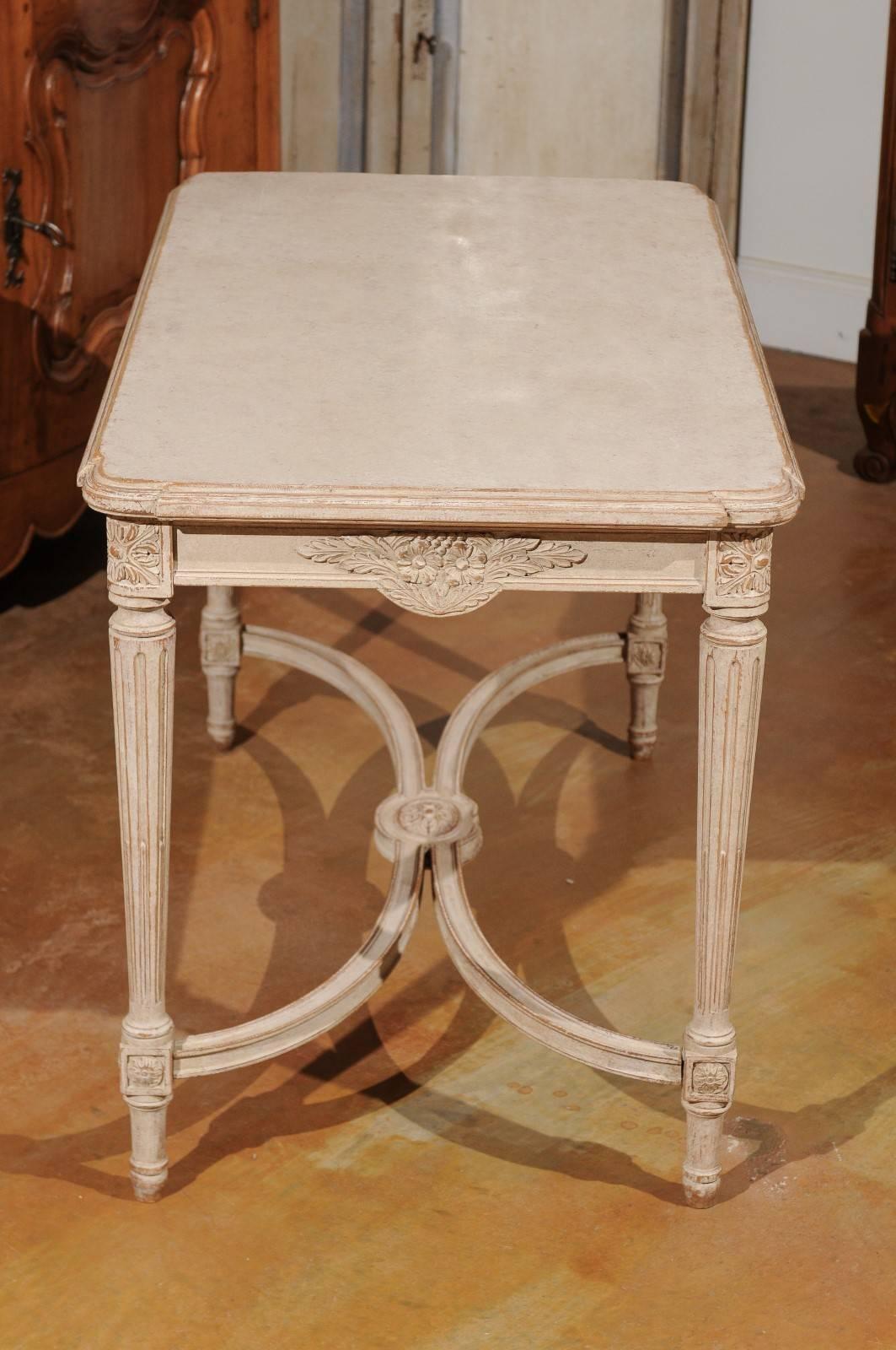 Swedish Gustavian Style Painted Wood Tea Table with Fluted Legs, circa 1920 For Sale 1